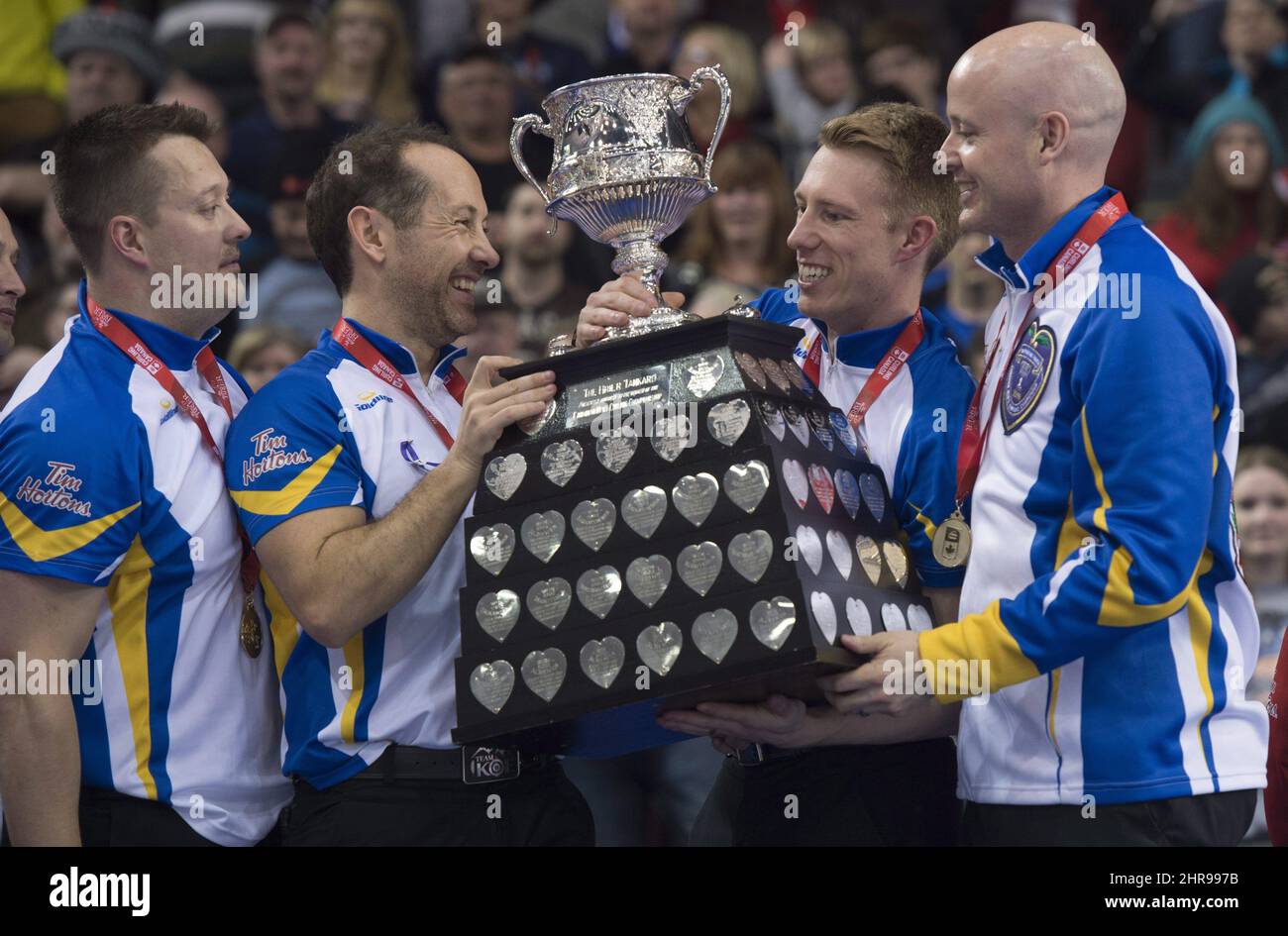 Équipe Alberta saut Kevin Koe, de droite à gauche, troisième Marc Kennedy, deuxième Brent Laing et chef Ben Hebert hisser le tankard de Brier après le match de la médaille d'or au championnat de curling de Brier, le dimanche 13 mars 2016 à Ottawa. LA PRESSE CANADIENNE/Adrian Wyld Banque D'Images