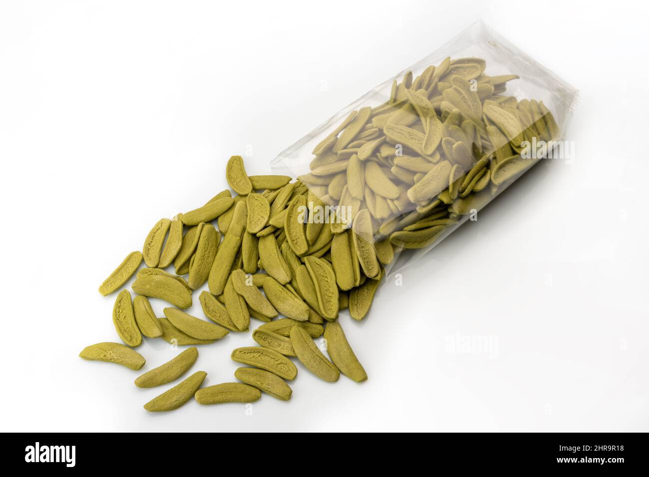 Pâtes aux feuilles d'olive (foglie di ulivo en langue italienne), pâtes vertes de blé dur séchées à l'italienne tipic aux épinards, sortir du sac transparent sur le dos blanc Banque D'Images