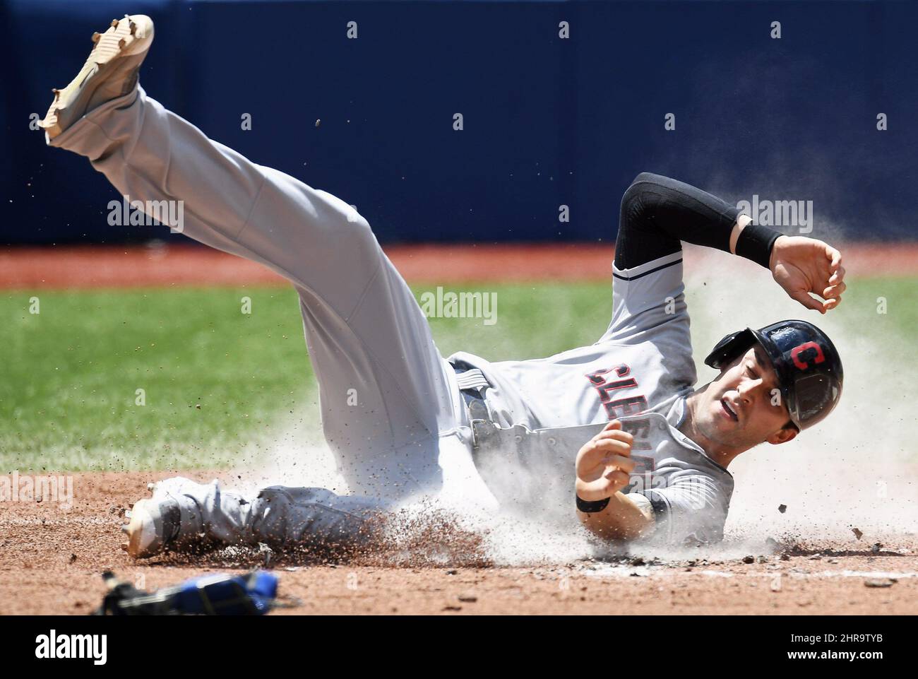 Tyler Naquin, un Indien de Cleveland, glisse en toute sécurité à la maison lors d'un triple coup de Rajai Davis lors d'une troisième action de baseball MLB contre les Blue Jays de Toronto à Toronto le samedi 2 juillet 2016. LA PRESSE CANADIENNE/Frank Gunn Banque D'Images