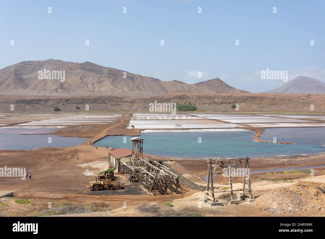 Vieux tramway aérien et étangs d'évaporation de sel dans le lac du cratère, Pedra de Lume, Sal (IIha do Sal), República de Cabo (Cap-Vert) Banque D'Images