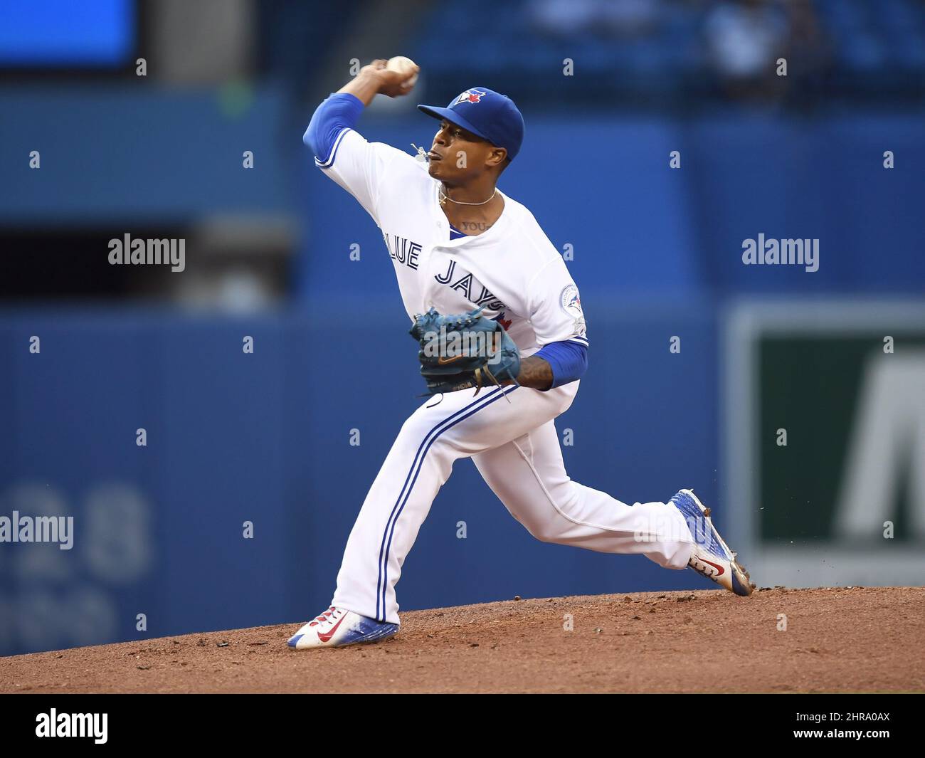 Le lanceur de départ des Blue Jays de Toronto, Marcus Stroman, se lance contre les San Diego Padres lors du premier match de baseball interligue de la MLB, à Toronto, le mardi 26 juillet 2016. LA PRESSE CANADIENNE/Frank Gunn Banque D'Images