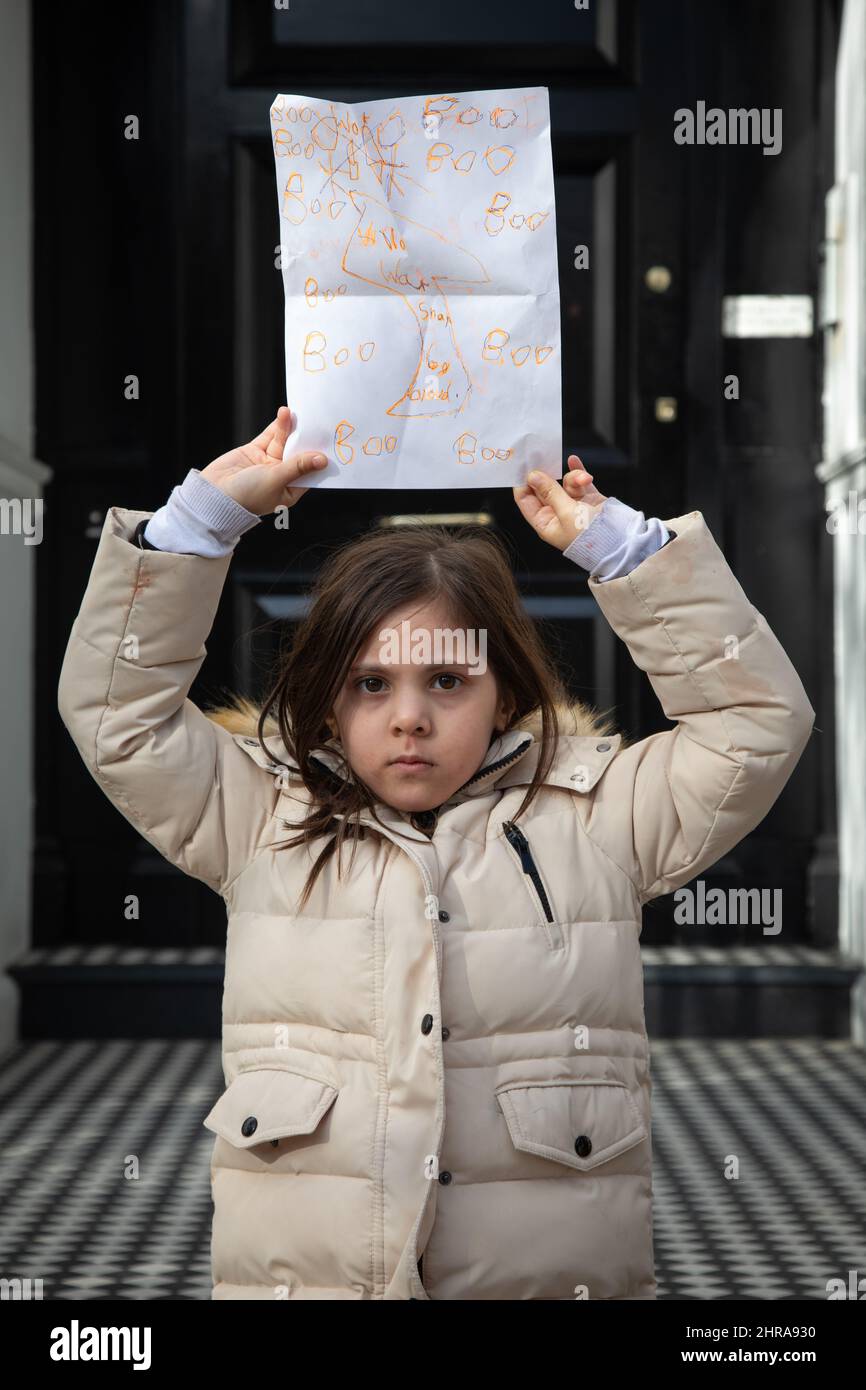 Londres, Royaume-Uni. 25th févr. 2022. Un jeune manifestant contre les récentes attaques de la Russie contre l'Ukraine, signe devant l'ambassade de Russie à Londres. Crédit : Kiki Streitberger/Alay Live News Banque D'Images