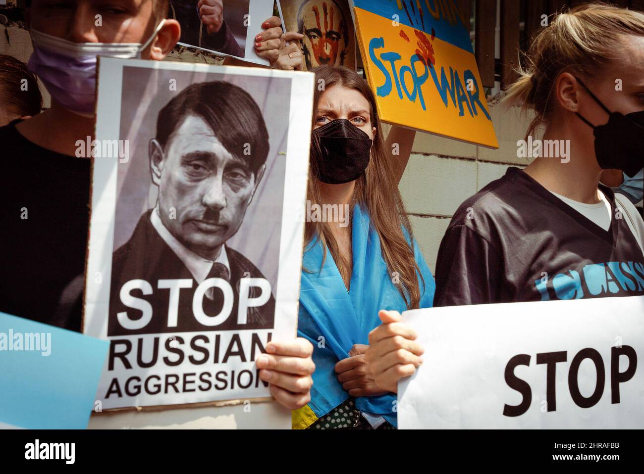 Bangkok, Thaïlande. 25th févr. 2022. Une jeune femme portant un écriteau représentant Poutine comme Hitler, pendant la manifestation. Des manifestants se sont rassemblés devant l'ambassade de Russie à Bangkok pour dénoncer l'invasion russe en Ukraine. Plus de cinquante personnes se sont élevées devant les portes de l'ambassade, chantant l'hymne national ukrainien et tenant des signes qui exigeaient des sanctions et des embargos sur le pétrole et le gaz. Crédit : SOPA Images Limited/Alamy Live News Banque D'Images
