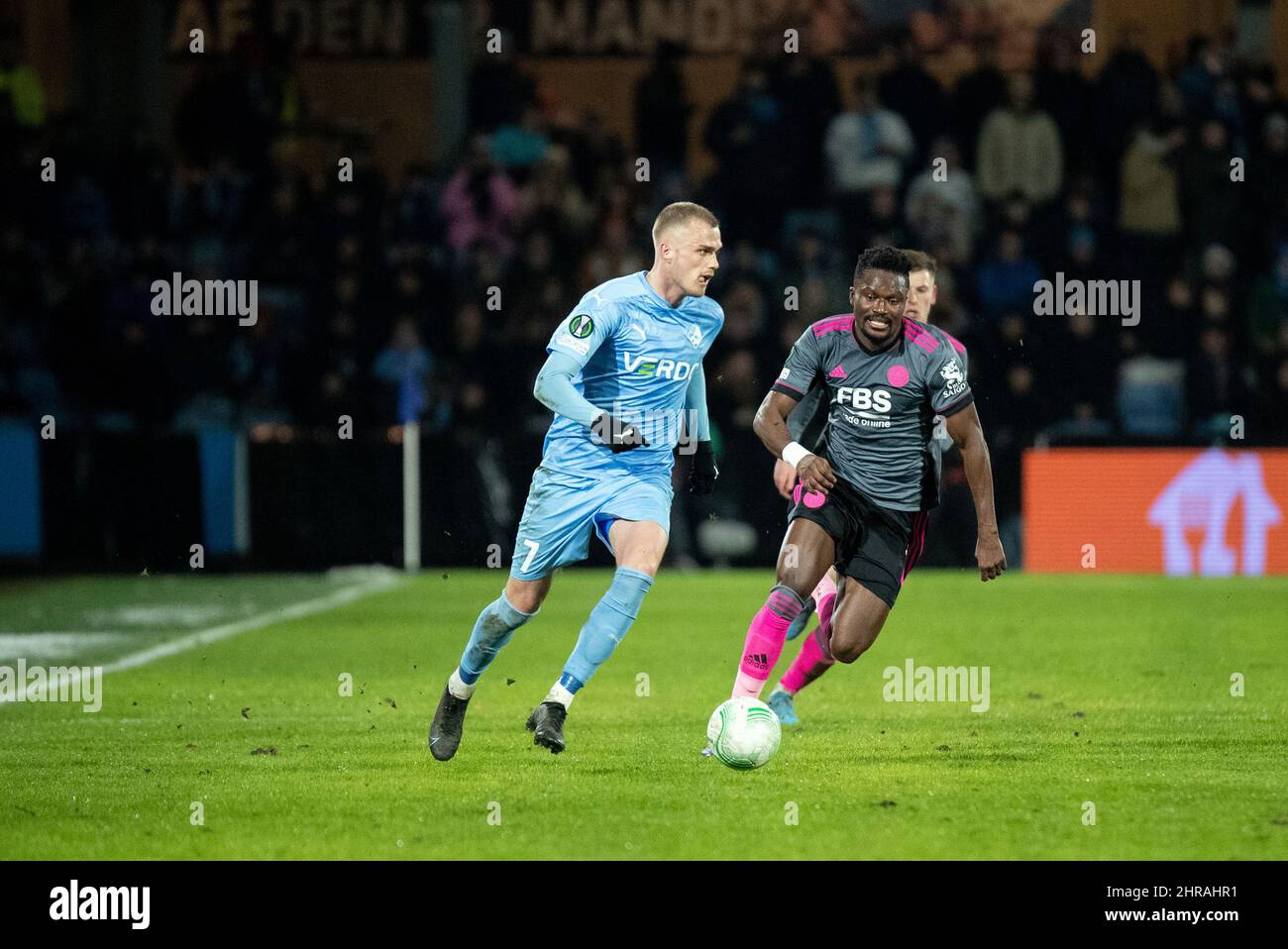 Randers, Danemark. 24th, février 2022. Mikkel Kallesoe (7) de Randers FC et Daniel Amartey (18) de Leicester City vus pendant le match de l'UEFA Europa Conference League entre Randers FC et Leicester City au Cepeus Park à Randers. (Crédit photo: Gonzales photo - Balazs Popal). Banque D'Images