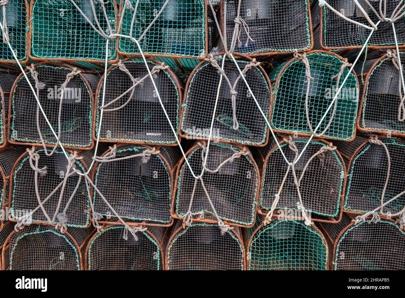 Plusieurs pots pour la pêche dans les Asturies Espagne empilé dans le port de pêche, capture de poulpe et coquillages Banque D'Images