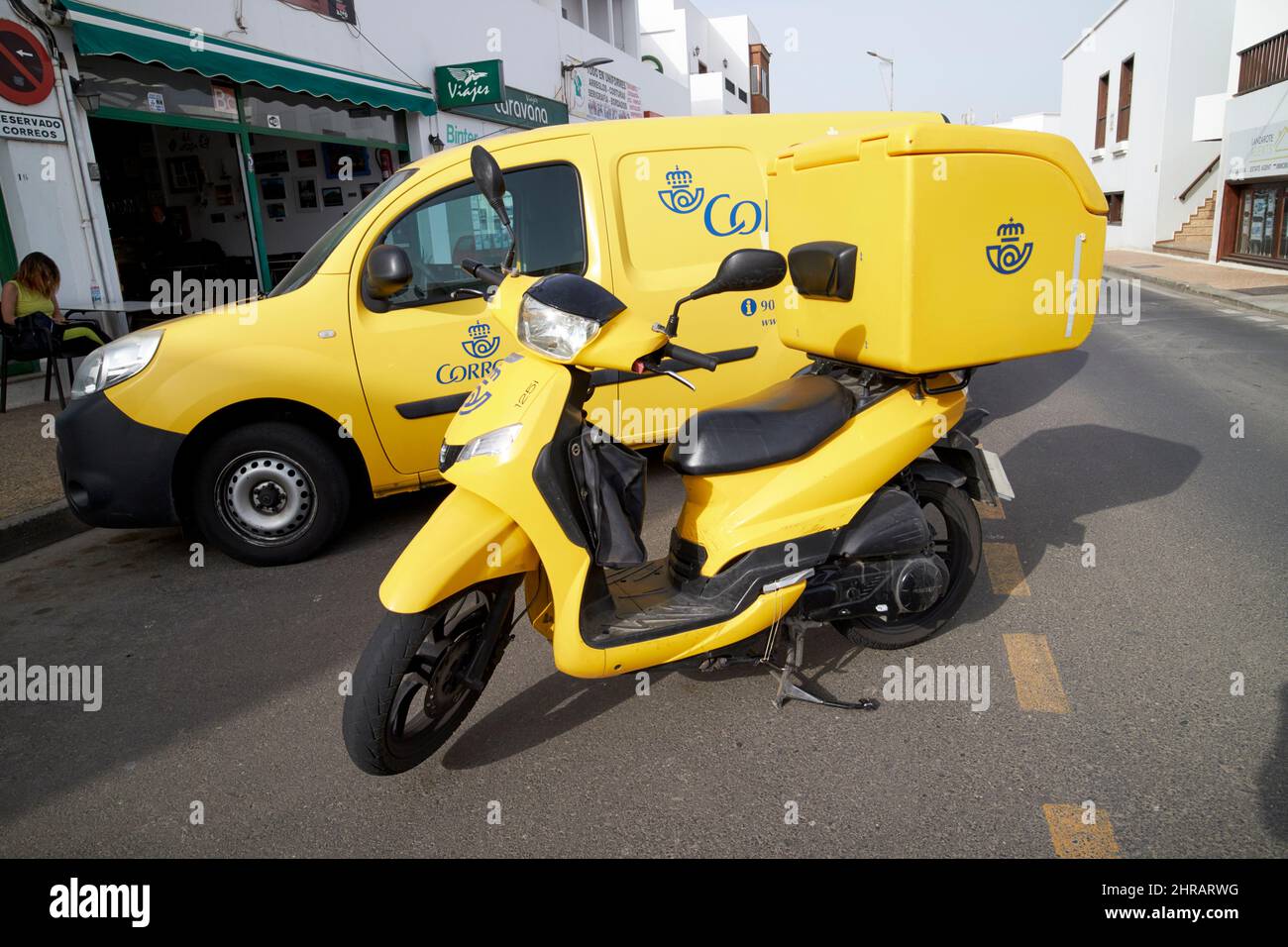 Etat jaune propriété espagnole mail service de livraison de scooter et van Lanzarote, îles Canaries, Espagne Banque D'Images