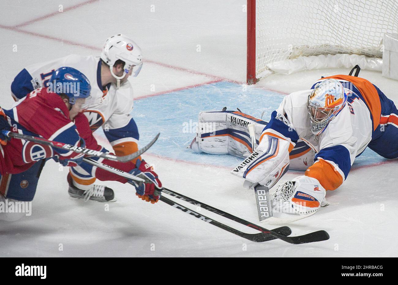 Le gardien de but des Îles de New York Thomas Greiss fait une économie contre Artturi Lehkonen, à gauche, des Canadiens de Montréal, comme Alan Quine, défend les insulaires durant la deuxième période d'action de hockey de la LNH, à Montréal, le jeudi 23 février 2017. LA PRESSE CANADIENNE/Graham Hughes Banque D'Images