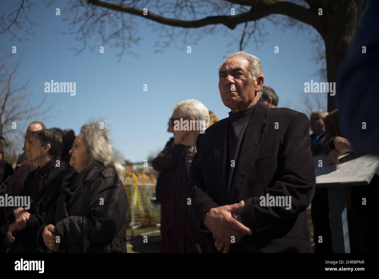 Les spectateurs regardent le défilé annuel du Vendredi Saint-François d ...