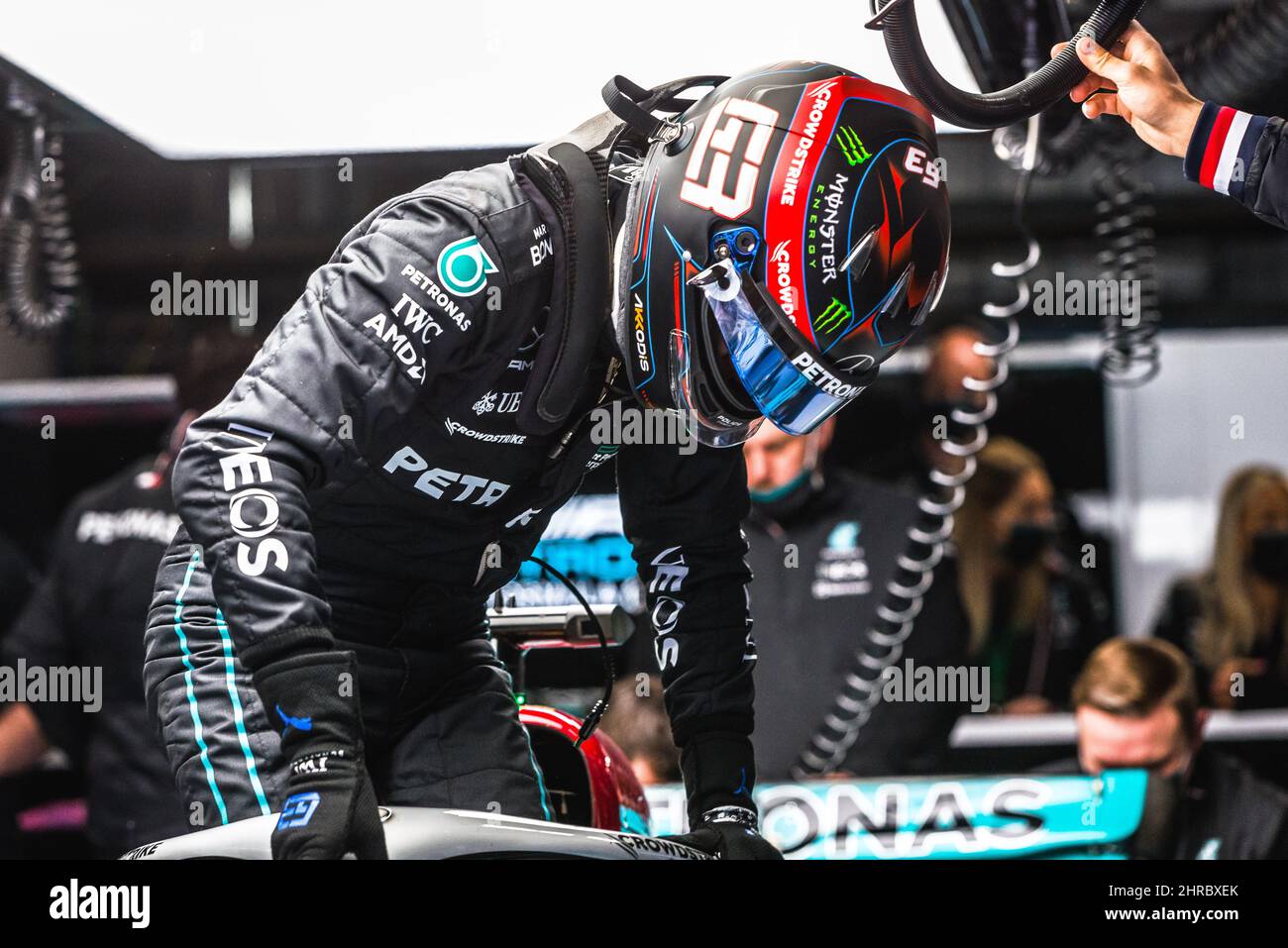 Barcelone, Espagne. 25th févr. 2022. GEORGE RUSSEL (GBR) de l'équipe Mercedes dans le garage des équipes au troisième jour des essais d'hiver de Formule 1 au circuit de Catalunya crédit: Matthias Oesterle/Alay Live News Banque D'Images