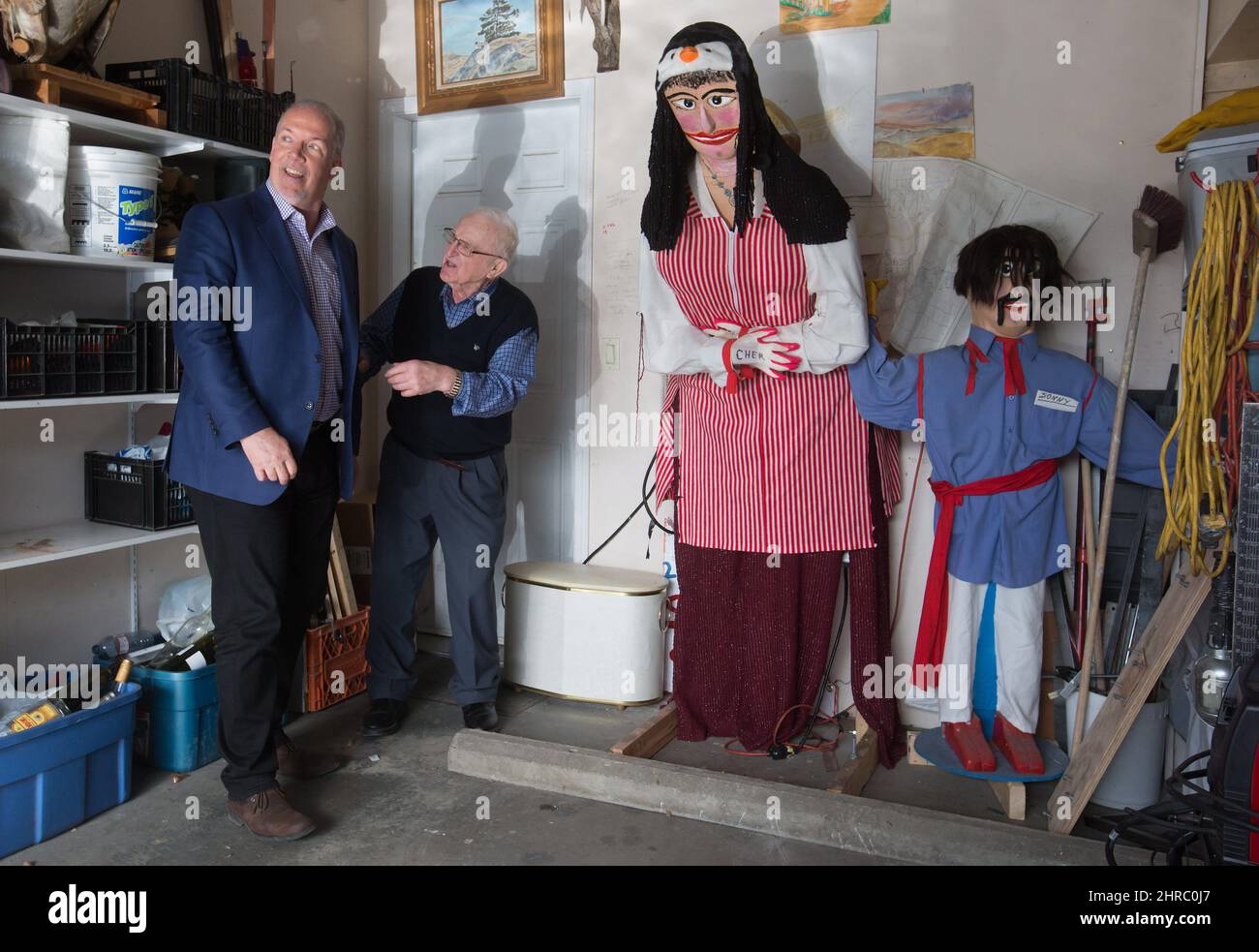 Le chef néo-démocrate de la Colombie-Britannique, John Horgan, à gauche, écoute le résident local Tony Zelko lui montre sa mécanique Sonny et cher dans le garage de sa maison après que l'autobus de campagne de Horgan s'est arrêté à l'extérieur pour amener une femme à un bureau de vote par anticipation, à Osoyoos, en Colombie-Britannique, le samedi 6 mai 2017. Une élection provinciale aura lieu mardi. LA PRESSE CANADIENNE/Darryl Dyck Banque D'Images