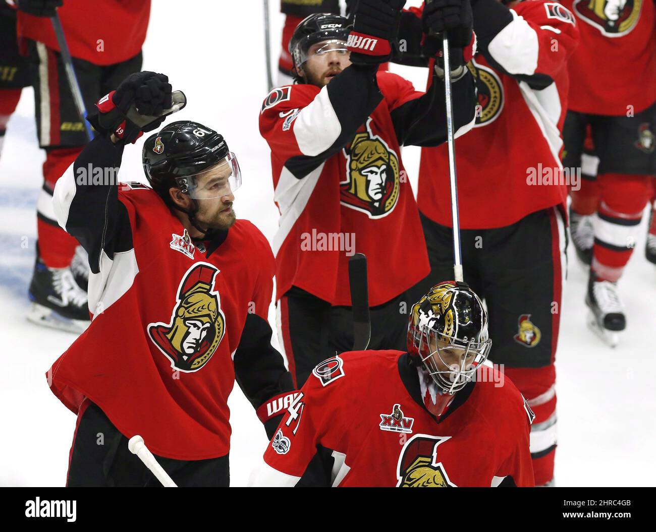 Mark Stone (61), Bobby Ryan (9) et le gardien de but Craig Anderson (41) célèbrent leur victoire sur les Penguins de Pittsburgh dans le match six de la finale de la Conférence de l'est, lors des éliminatoires de hockey de la coupe Stanley de la LNH à Ottawa, le mardi 23 mai 2017. LA PRESSE CANADIENNE/Fred Chartrand Banque D'Images
