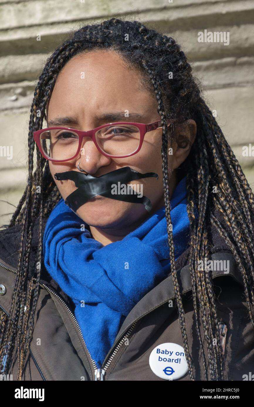 Londres, Royaume-Uni, 25th février 2022. Des supporters et des gardes de sécurité en costume adapté aux enfants lors d'une grève de six semaines par l'UVW à l'hôpital de Great Ormond Street tiennent un rallye. Les travailleurs majoritairement noirs et migrants sont externalisés et exigent des prestations de maladie, des heures supplémentaires et d'autres conditions similaires à celles des travailleurs blancs directement employés par GOSH. Cette femme prégnanat de six mois n'aura que le minimum légal de maternité beefits tandis que tous les autres travailleurs de la gosh obtiennent beaucoup plus généreux provision3s.. Peter Marshall/Alay Live News Banque D'Images