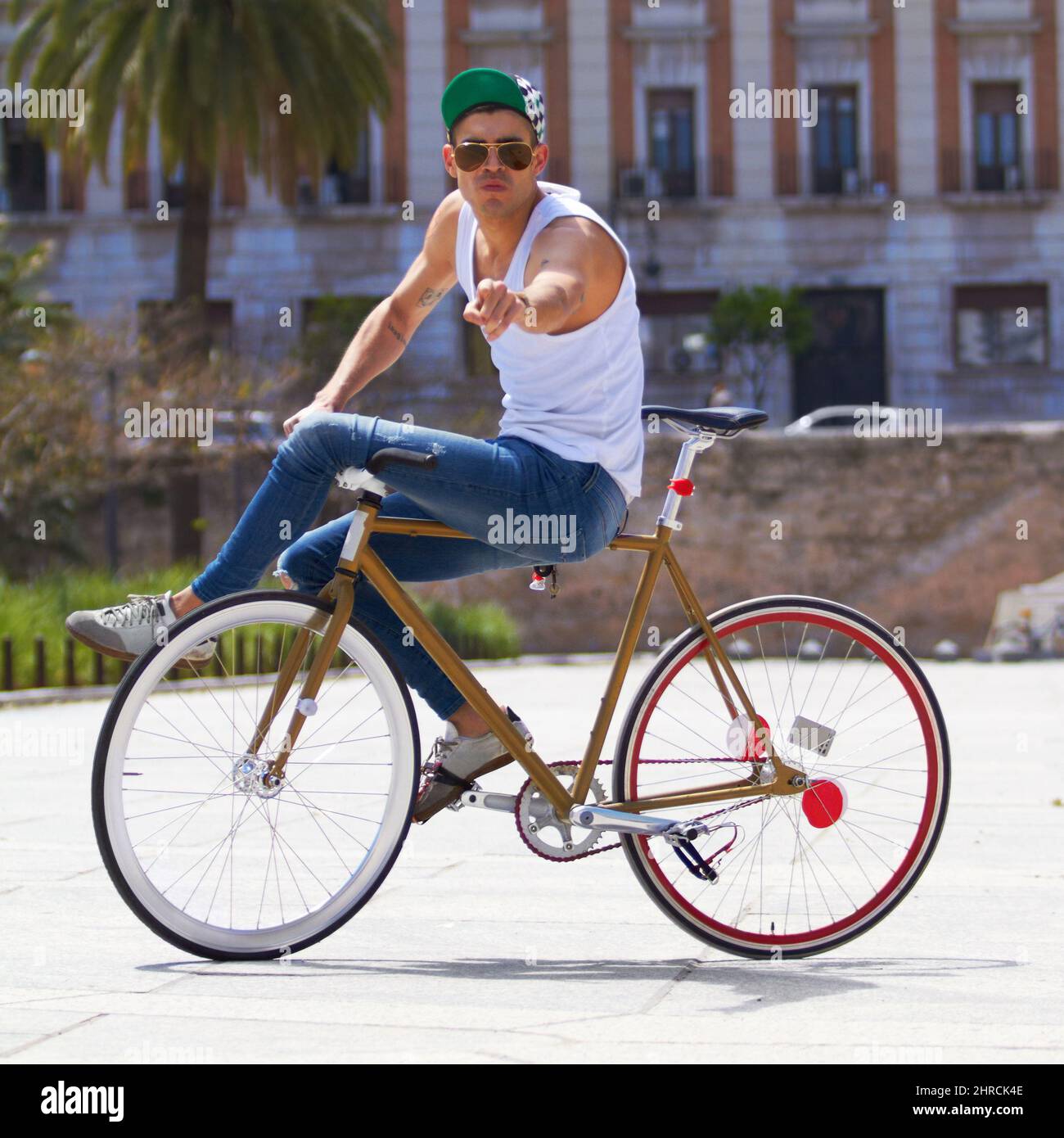 CMon, vous. Photo en plein air d'un jeune homme qui fait du vélo. Banque D'Images