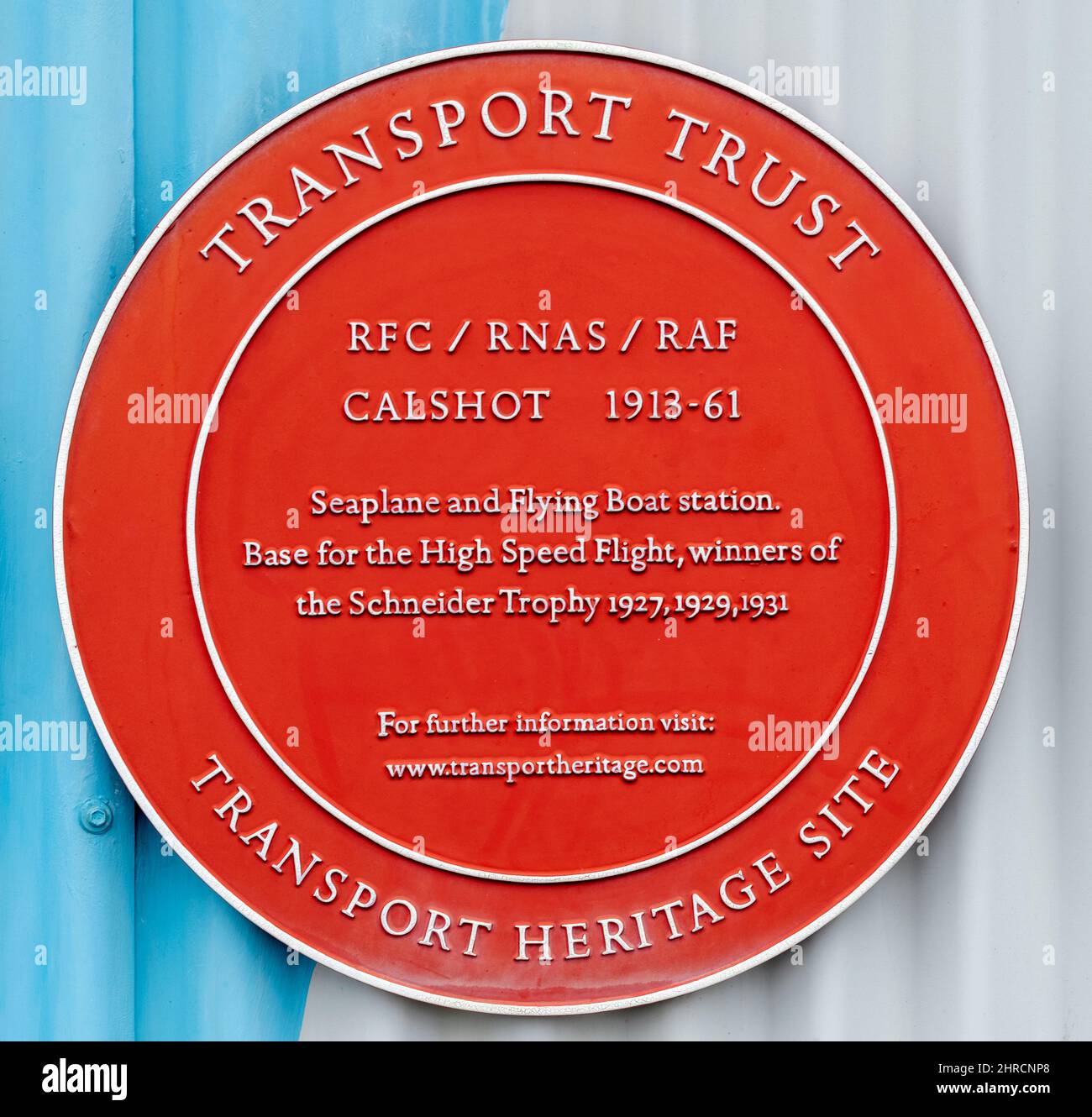 Plaque rouge de transport Trust au site du patrimoine de transport de Calshot, Calshot, New Forest, Hampshire, Angleterre, ROYAUME-UNI Banque D'Images