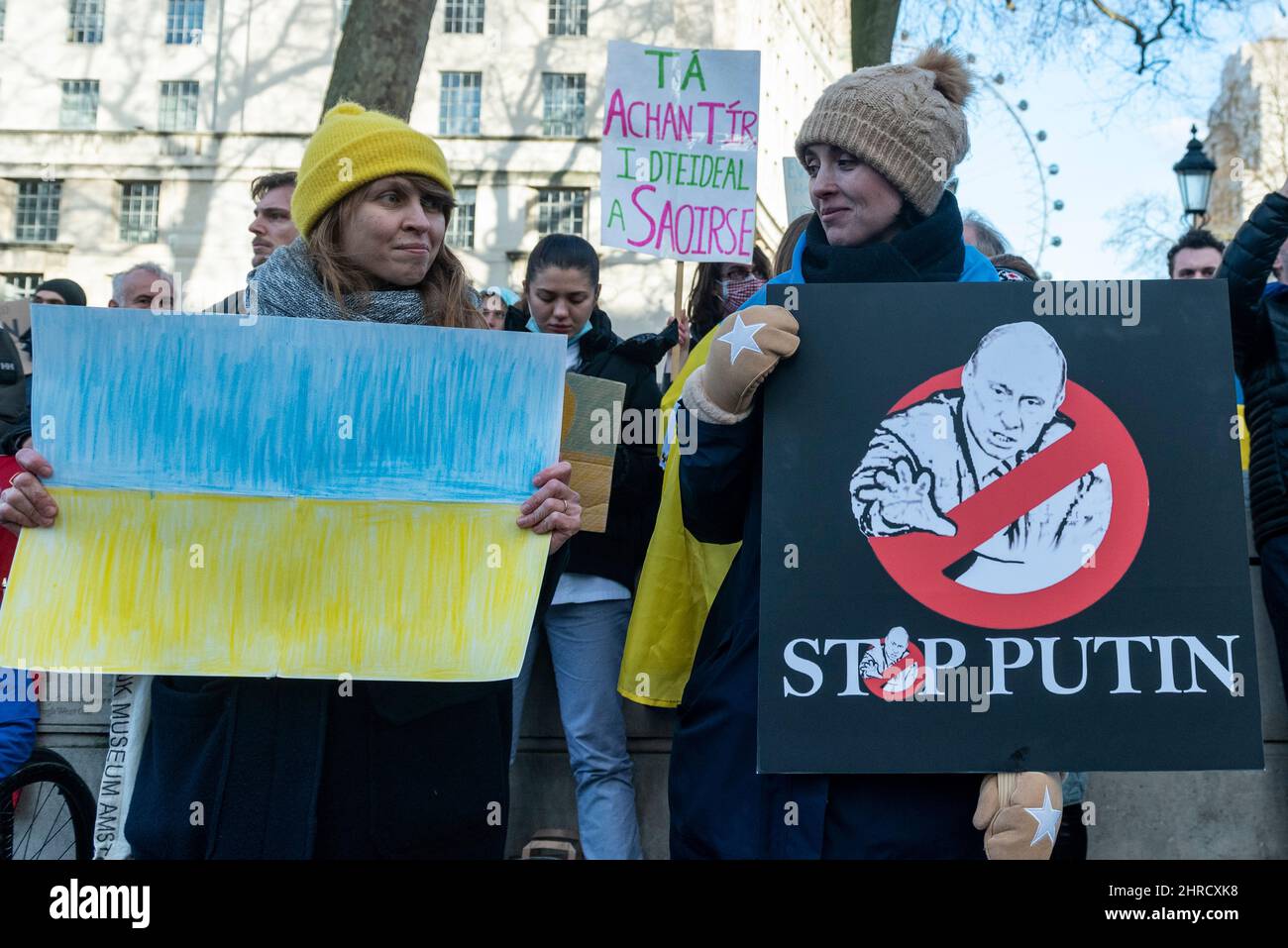 Londres, Royaume-Uni. 25 février 2022. Les Ukrainiens au Royaume-Uni lors d'une manifestation devant Downing Street. Selon des rapports, l'invasion de l'Ukraine par la Russie a fait aujourd'hui son entrée à Kiev, la capitale. Credit: Stephen Chung / Alamy Live News Banque D'Images