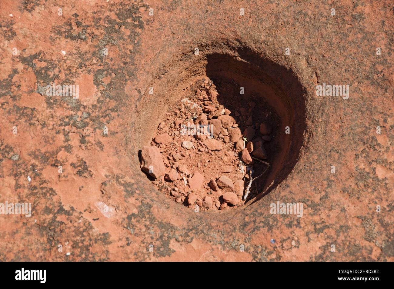 Trou de broyage de mortier de roche-mère d'amérique indigène dans le grès près de Sedona, Arizona Banque D'Images