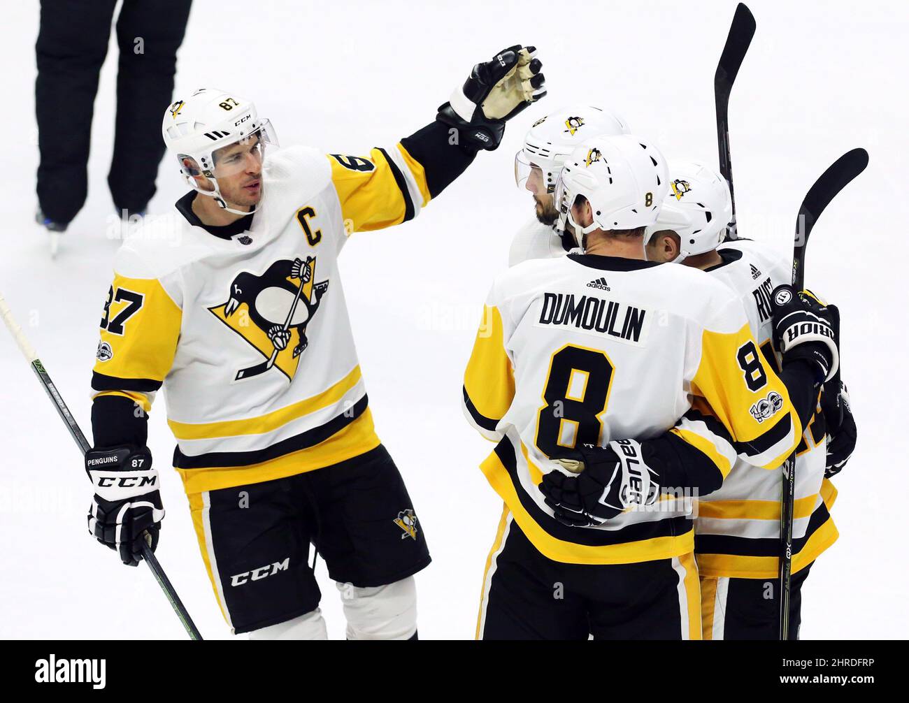 Sidney Crosby, à gauche, de Pittsburgh Penguins, célèbre un but contre les sénateurs d'Ottawa avec ses coéquipiers Kris Letang, de gauche à droite, Brian Dumoulin et Bryan Rust pendant la deuxième période de hockey de la LNH à Ottawa, le jeudi 16 novembre 2017. LA PRESSE CANADIENNE/Fred Chartrand Banque D'Images