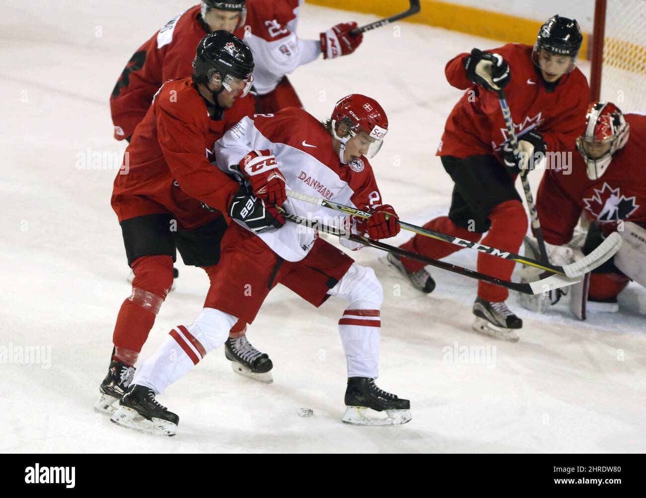 Dante Fabbro, d'équipe Canada, a créé Andreas Grundtvig, de l'équipe du Danemark, lors de l'exposition mondiale junior de hockey, au camp de sélection de l'équipe nationale canadienne de hockey junior, à St. Catharines, en Ontario, le vendredi 15 décembre, 2017. LA PRESSE CANADIENNE/Peter Power Banque D'Images