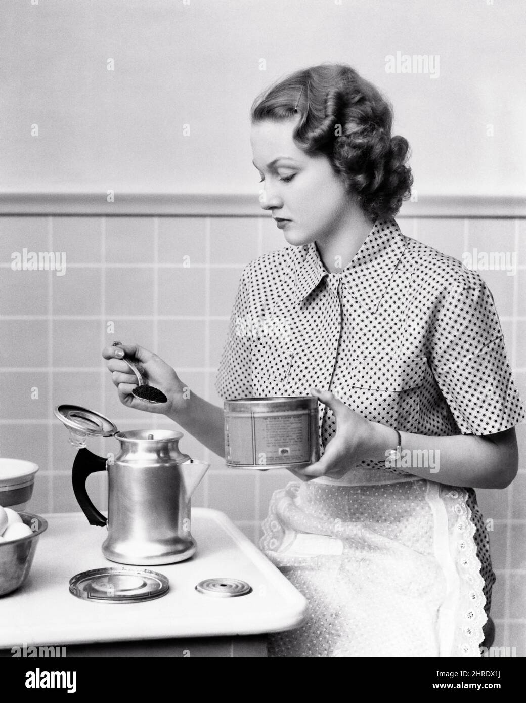 1930S FEMME FEMME FEMME AU FOYER DANS LA CUISINE FAIRE LE PETIT DÉJEUNER CAFÉ MESURER GRINDS DE LA BOÎTE DANS PERCOLATEUR ALUMINIUM - H5808 HAR001 HARS B&W MATIN HOMEMAKER FRAIS BONHEUR HOMEMAKERS BOISSON CHOIX SE RÉVEILLER DANS LES OCCUPATIONS MAISON CONCEPTUEL ALUMINIUM PRÉCISION JEUNE FEMME ADULTE NOIR ET BLANC CAUCASIEN ETHNICITÉ HAR001 PERCOLATEUR À L'ANCIENNE Banque D'Images