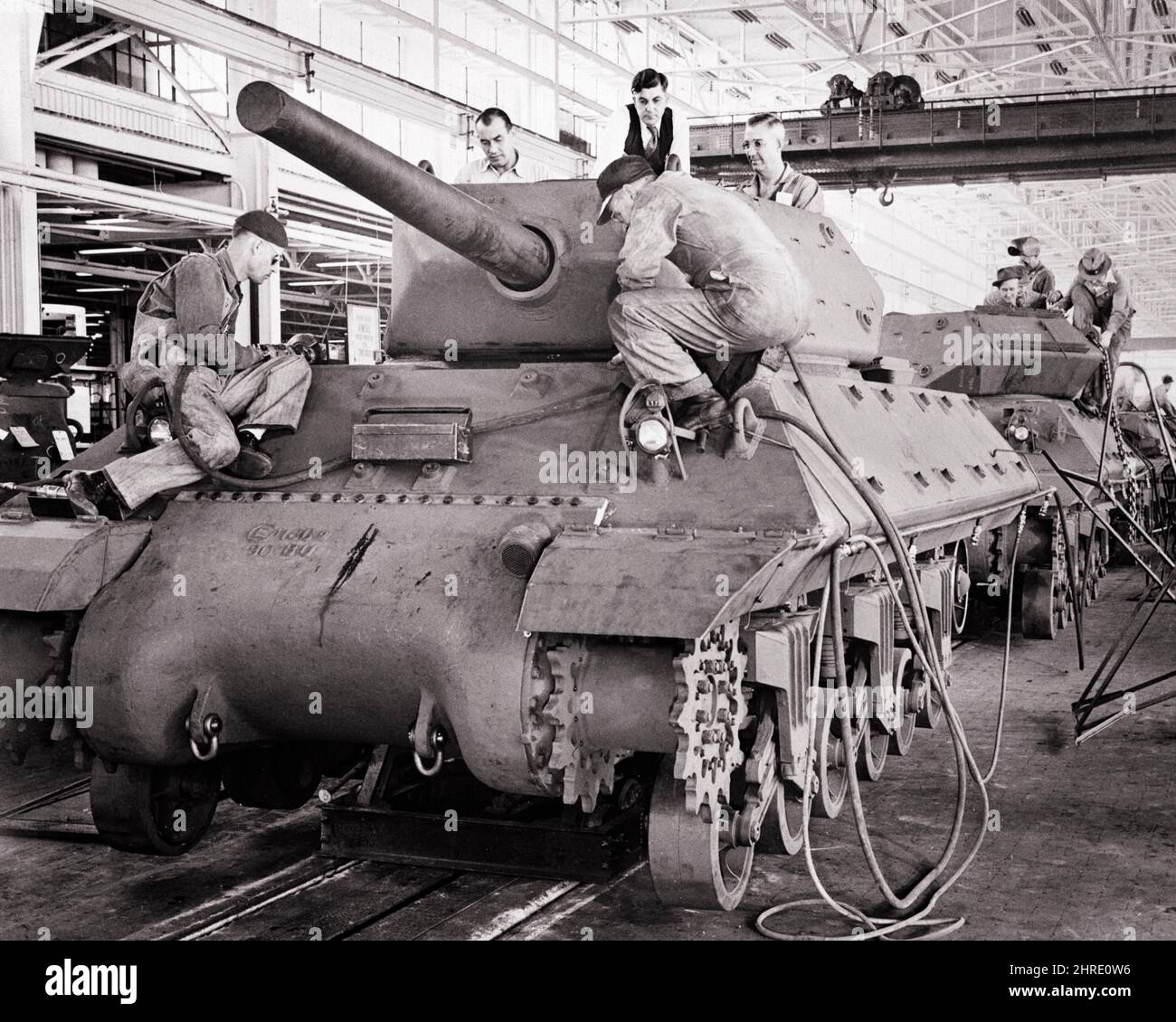 1940S M10 DESTROYERS DE CHARS FABRIQUÉS POUR L'ARMÉE AMÉRICAINE À L'USINE DE GENERAL MOTORS DE LA DIVISION CORPS DE FISHER GRAND BLANC MICHIGAN USA - I3974 HAR001 HARS GUERRE MONDIALE DEUX GUERRES MONDIALES II À L'EMPLOI OCCUPATIONS ONT FAIT 7 ÉTATS-UNIS GUERRE MONDIALE 2 DESTROYER GENERAL MOTORS INFRASTRUCTURE EMPLOYÉ DE L'ARMÉE AMÉRICAINE DÉFENSE NOIR ET BLANC DE RACE BLANCHE CIVILE HAR001 LABOURANT MI DÉMODÉE Banque D'Images