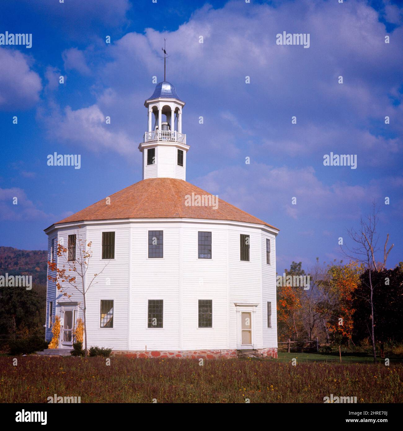 1970S ANCIENNE ÉGLISE RONDE CONSTRUITE EN 1813 EST UNE STRUCTURE À 16 CÔTÉS CONSTRUITE POUR ACCUEILLIR LES SERVICES DE CULTE ET LES RÉUNIONS DE VILLE RICHMOND VT USA - KC6352 RSS001 HARS RICHMOND Banque D'Images