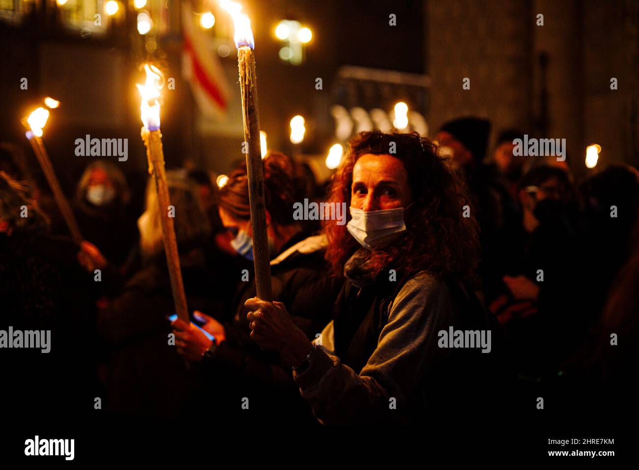 Bologne, Italie. 25 février 2022. Procession pacifique de torchlight en faveur de la paix en Ukraine sur la Piazza Maggiore, Bologne (Italie) crédit: Massimiliano Donati/Alamy Live News Banque D'Images