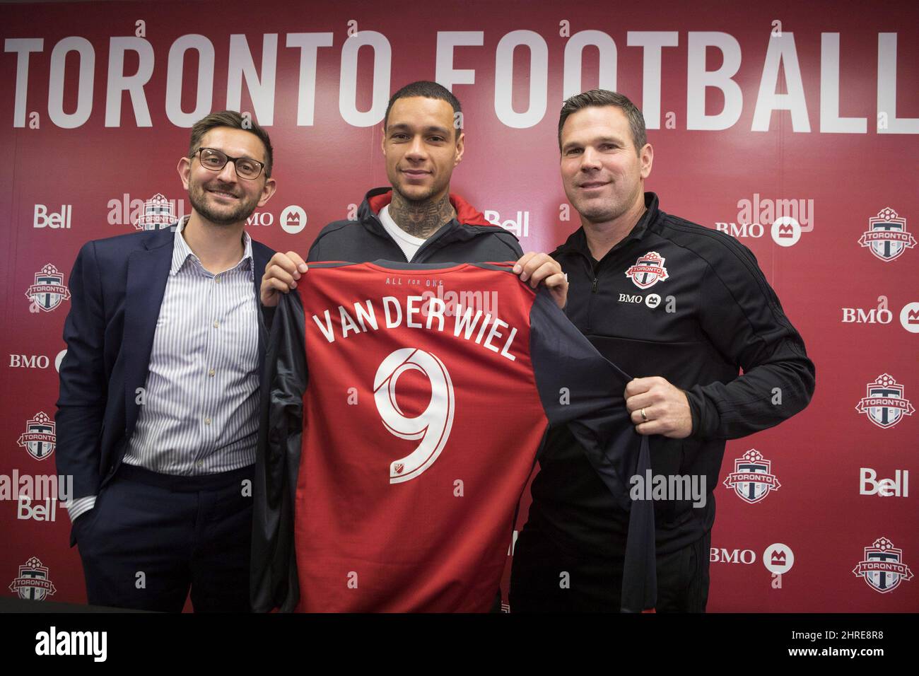 La Nouvelle Signature Du FC Toronto Gregory Van Der Wiel Pose Une Photo la-nouvelle-signature-du-fc-toronto-gregory-van-der-wiel-pose-une-photo