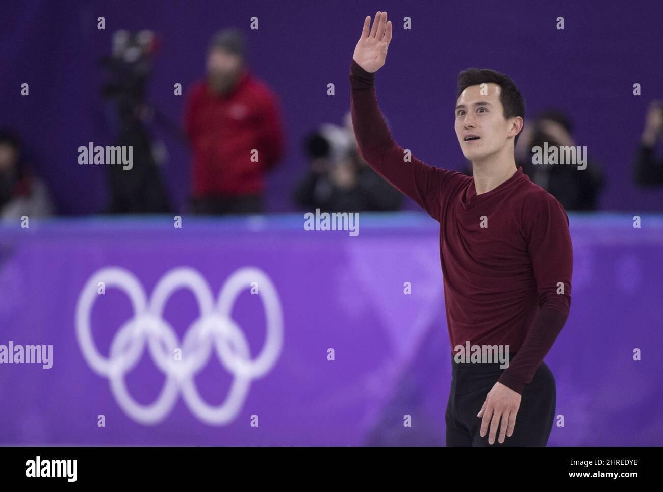 Patrick Chan, du Canada, se fait une vague devant la foule à la suite de sa performance dans le programme de patinage artistique sans patinage masculin aux Jeux olympiques d'hiver de 2018, à Gangneung, en Corée du Sud, le samedi 17 février, 2018. LA PRESSE CANADIENNE/Paul Chiasson Banque D'Images