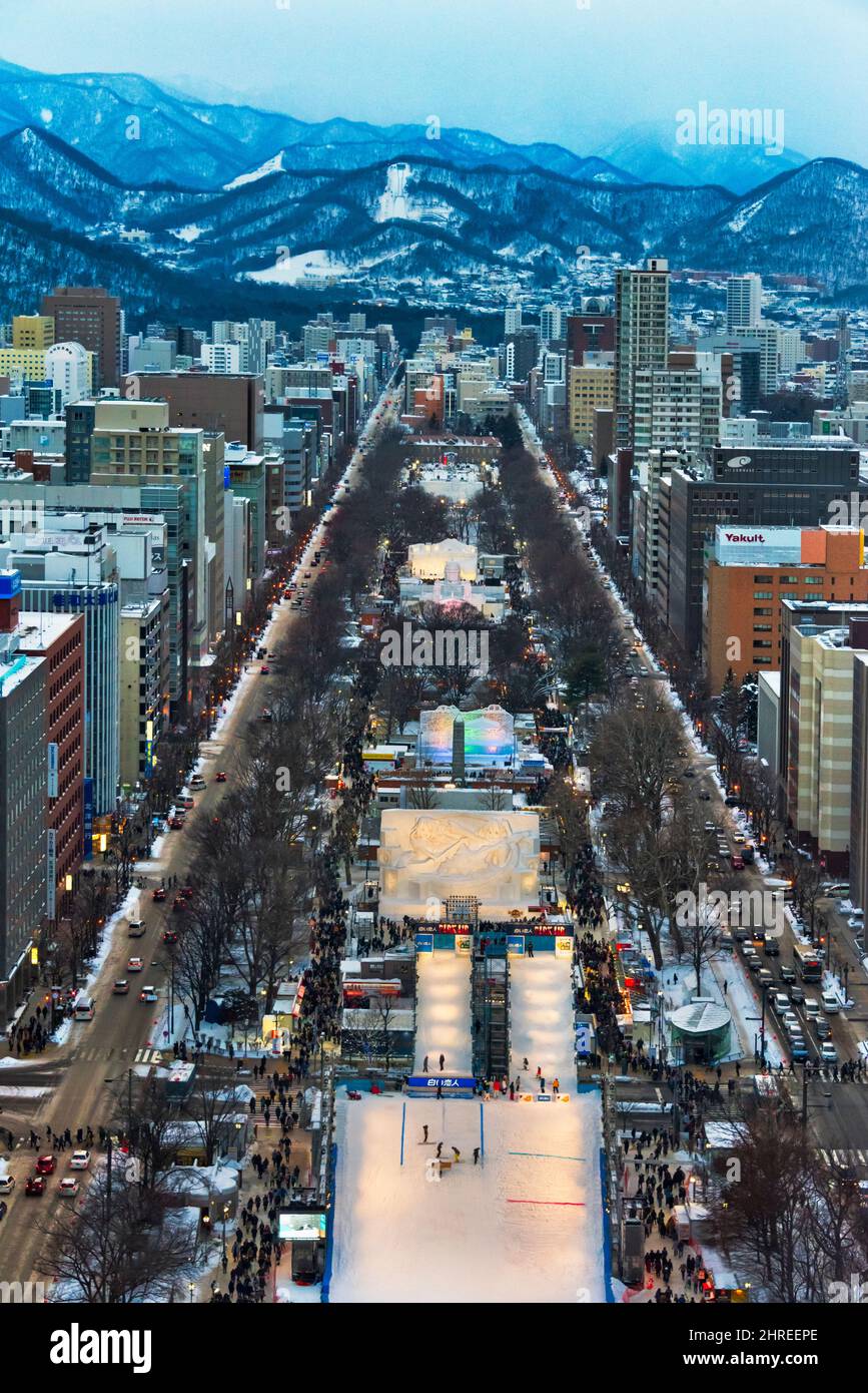 Vue aérienne du parc Odori pendant le festival de neige de Sapporo, Sapporo, préfecture d'Hokkaido, Japon Banque D'Images