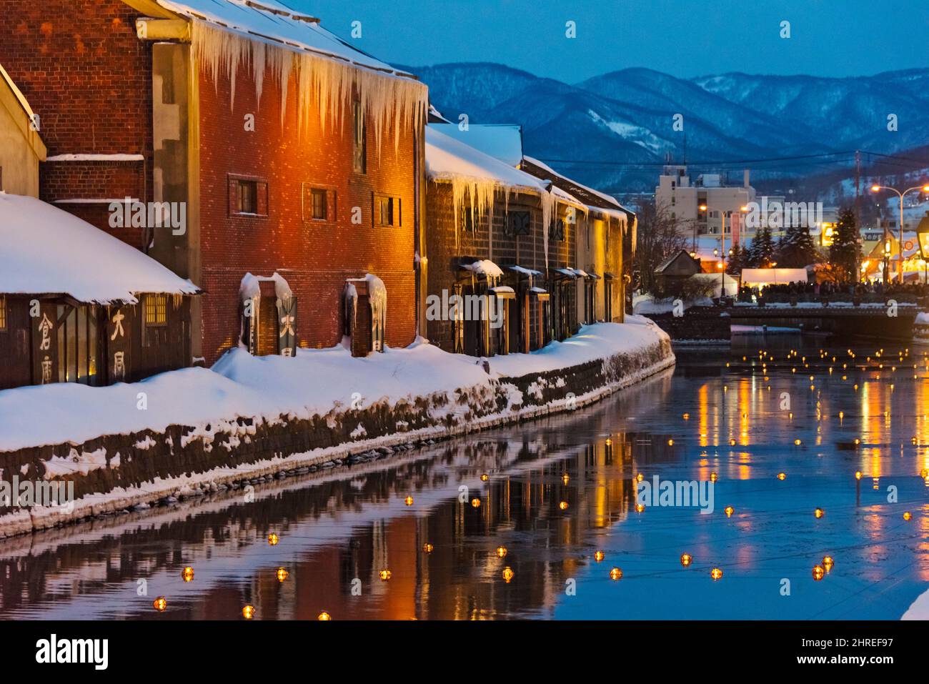 Des lanternes de neige se trouvent sur et le long du canal pendant le festival Otaru Snow Light Path, Otaru, préfecture d'Hokkaido, Japon Banque D'Images