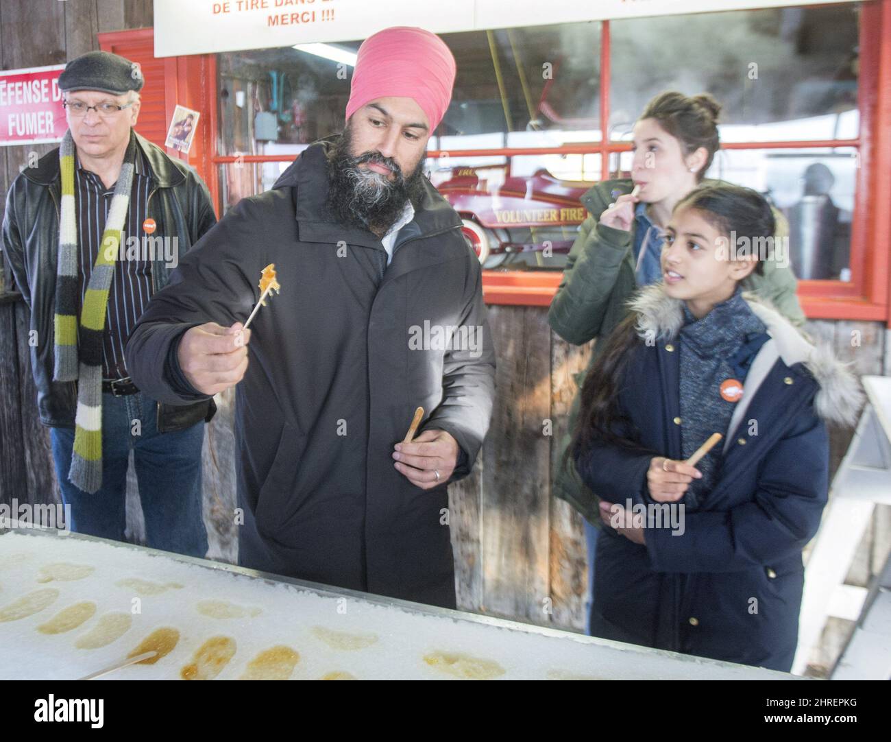 Le chef du NPD, Jagmeet Singh, prélève du sirop d'érable sur la neige ...
