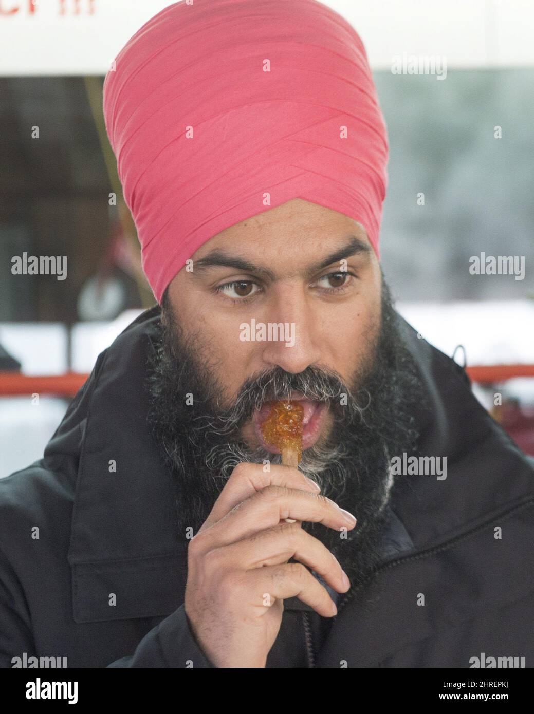 Le chef du NPD, Jagmeet Singh, prélève du sirop d'érable sur la neige ...