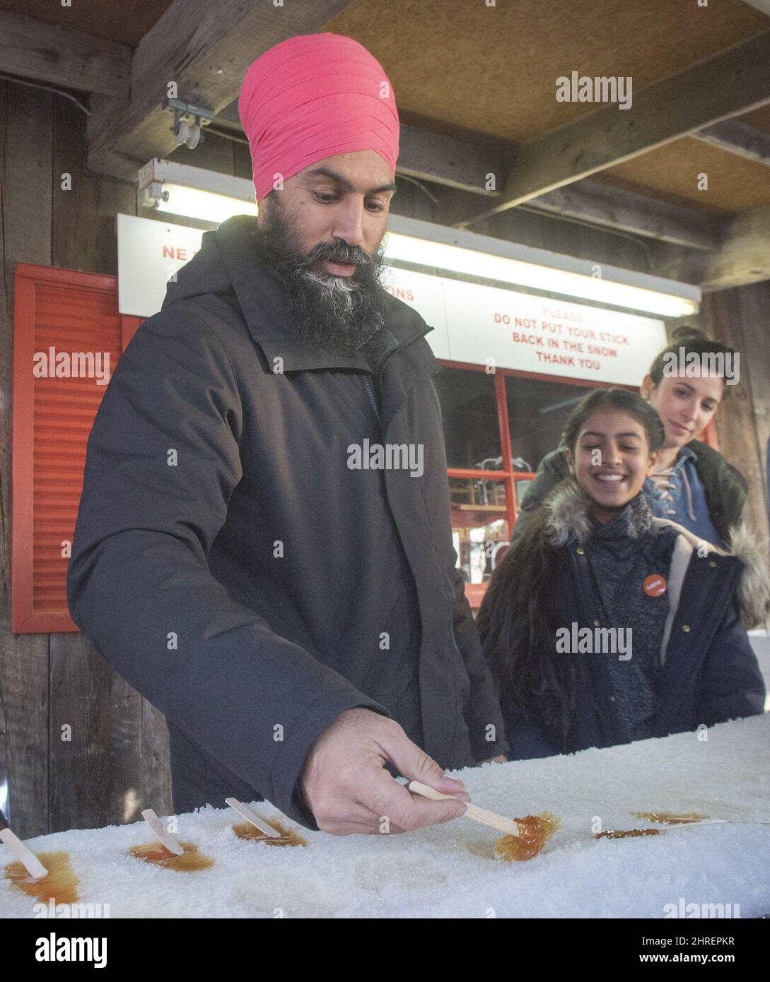 Le chef du NPD, Jagmeet Singh, prélève du sirop d'érable sur la neige ...