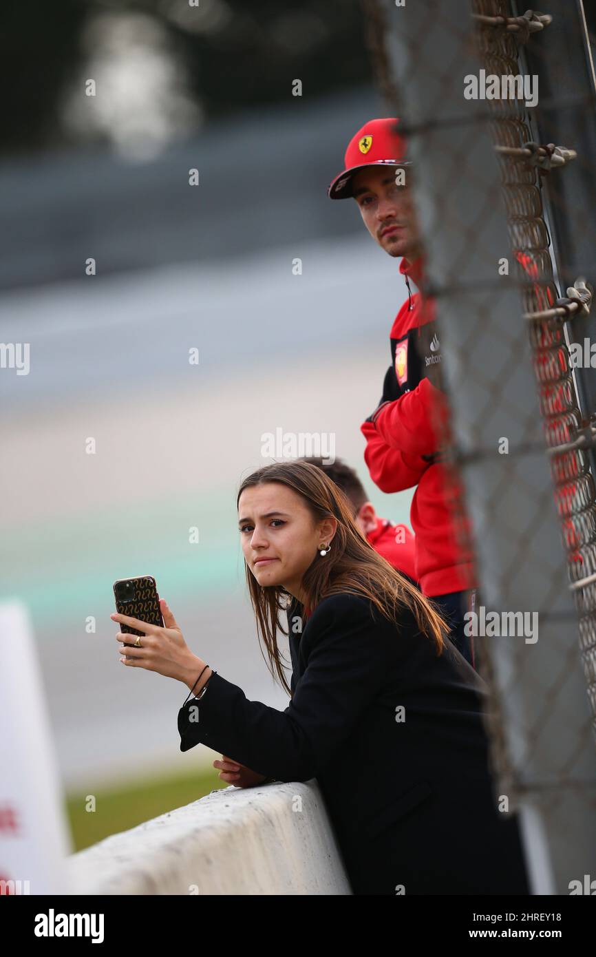 #16 Charles Leclerc Scuderia Ferrari et sa copine Charlotte Sinè, pendant les journées d'essais d'hiver, Barcelone 23-25 février 2022, Formule 1 Championnat du monde 2022. Banque D'Images