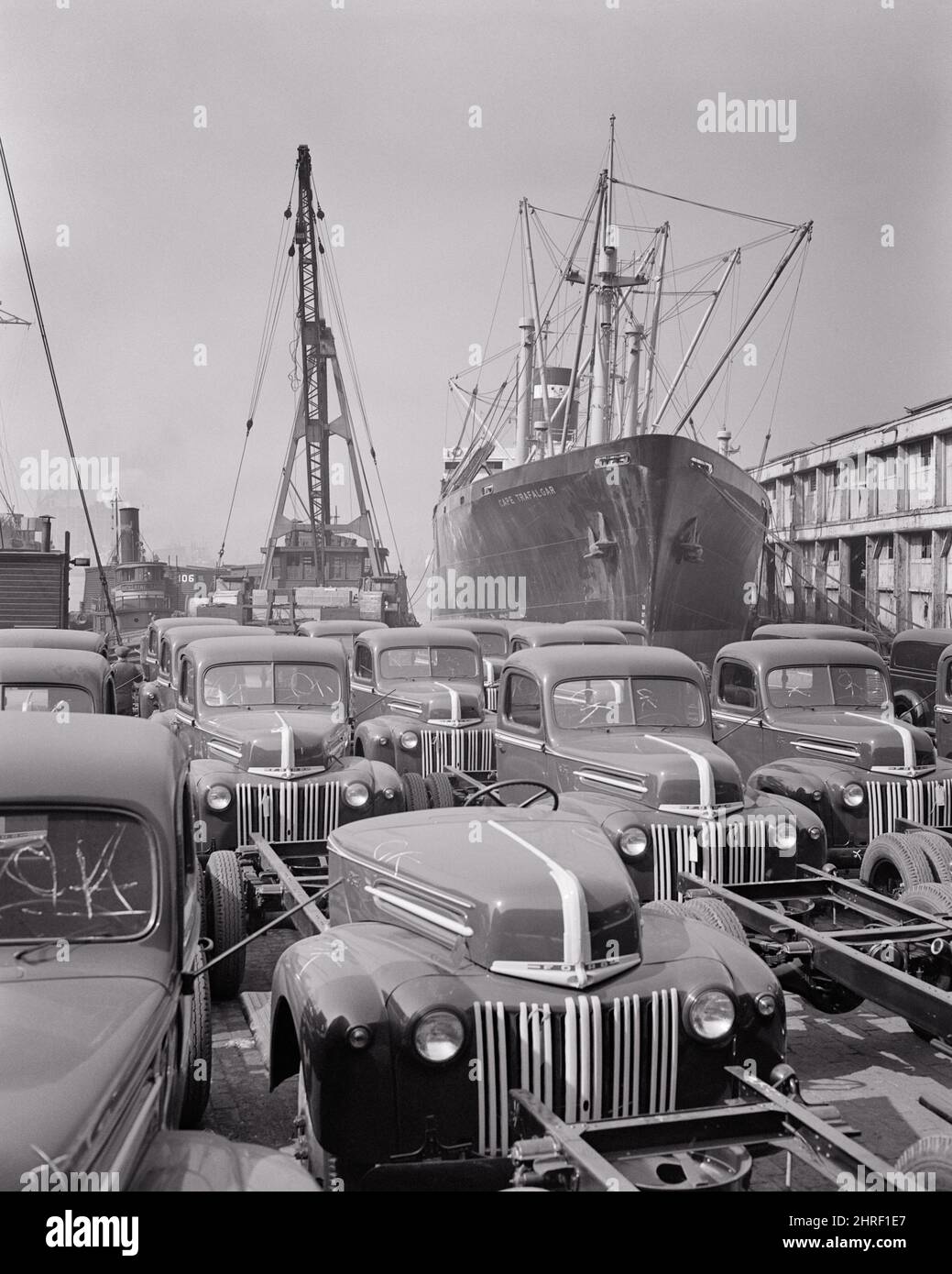 1940S CARROSSERIES DE CAMION FORD PRÊTES POUR L'EXPORTATION PAR BATEAU VERS L'AMÉRIQUE DU SUD SUR LE NAVIRE DE LIGNE DE GRÂCE CAPE TRAFALGAR - S611 PAL001 HARS TRAFALGAR Banque D'Images