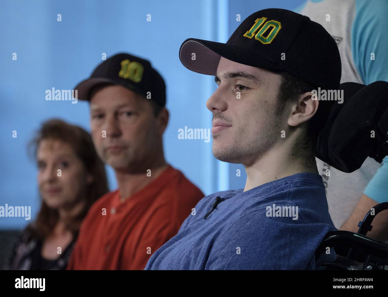 Le joueur de hockey Humboldt Broncos Ryan Straschnitzki, paralysé à la suite d'un accident d'autobus qui a tué 16 personnes, parle aux médias comme son père Tom, au centre, et comme sa mère Michelle, regarde à Calgary, en Alberta, le mercredi 25 avril 2018.LA PRESSE CANADIENNE/Jeff McIntosh Banque D'Images