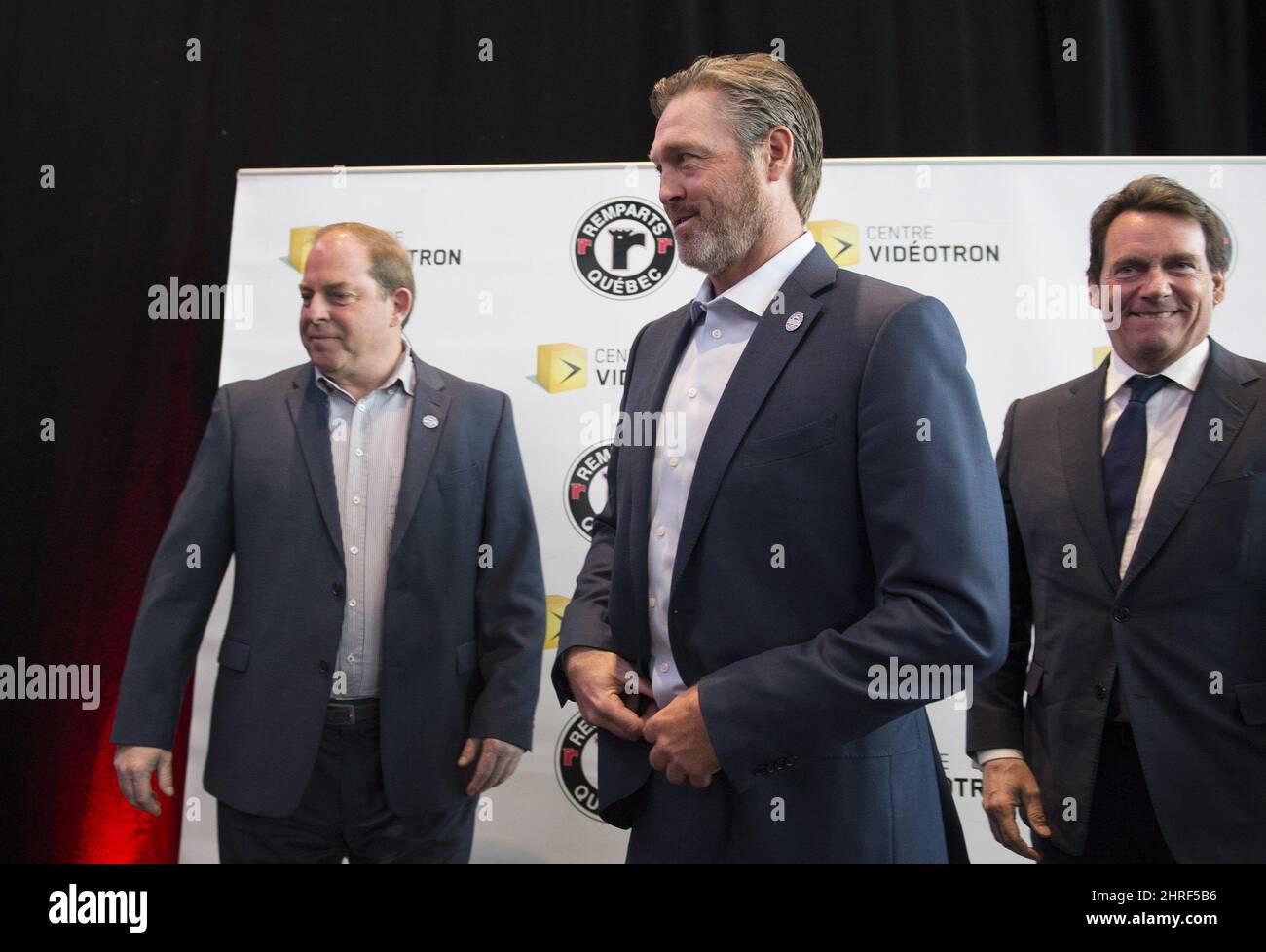 Le gardien de but du Temple de la renommée Patrick Roy, au centre, quitte une conférence de presse flanquée de Jacques Tanguay, président des remparts de Québec, à gauche, et de Pierre Karl Peladeau, de Quebecor, après avoir annoncé son retour aux remparts de Québec de la LHJMQ, le jeudi 26 avril 2018, au Centre Vidéotron, à Québec. Roy sera directeur général et entraîneur de l'équipe de hockey junior. LA PRESSE CANADIENNE/Jacques Boissinot Banque D'Images
