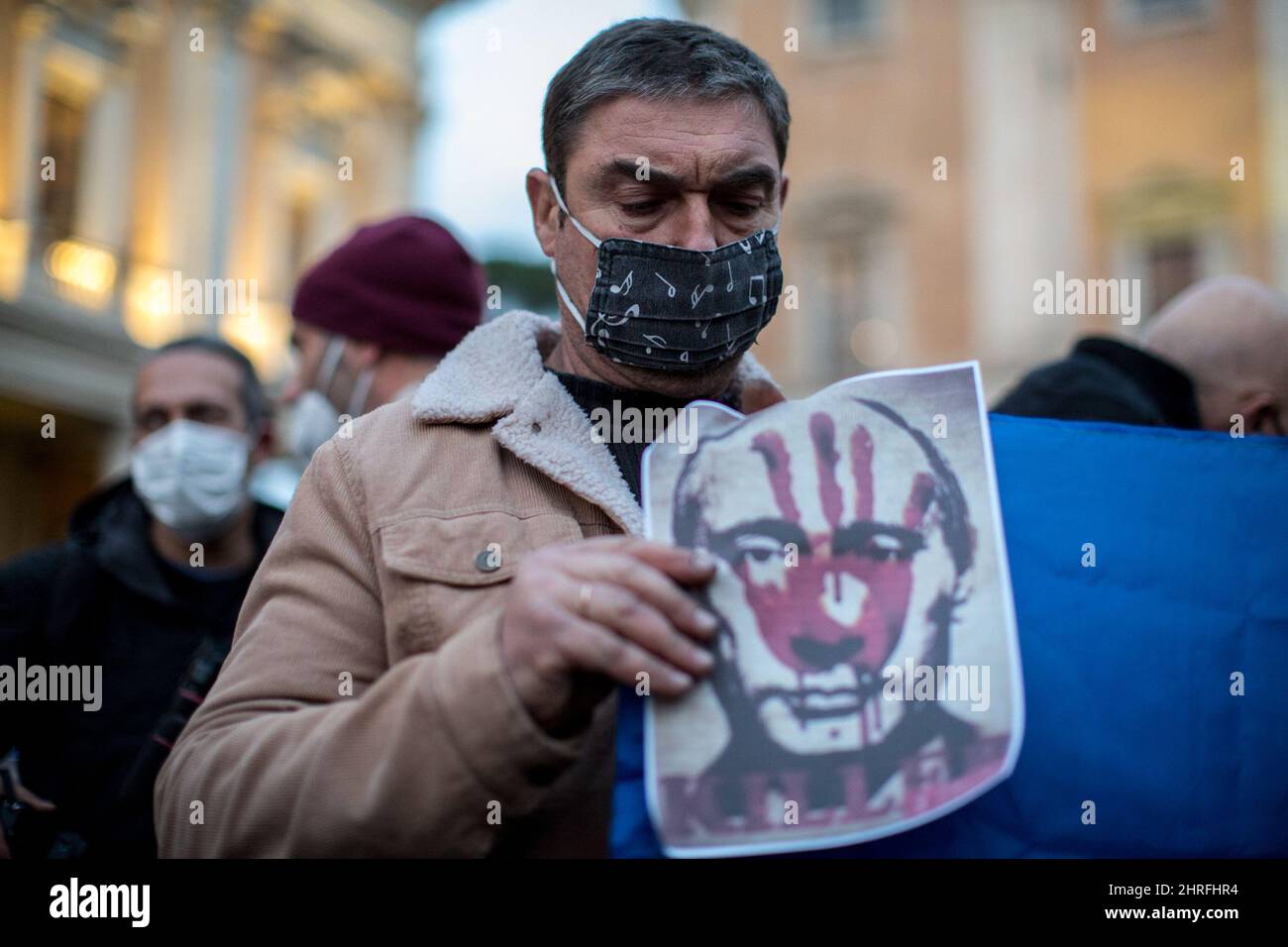 Rome, Italie. 25th févr. 2022. marche aux chandelles organisée par le Maire de Rome, Roberto Gualtieri, en solidarité avec le peuple ukrainien et pour appeler à la paix immédiate en Ukraine. La guerre contre l'Ukraine - et l'invasion russe qui en a résulté - a été déclarée tôt le matin du 24th février par le Président de la Fédération de Russie, Vladimir Poutine. Crédit : LSF photo/Alamy Live News Banque D'Images