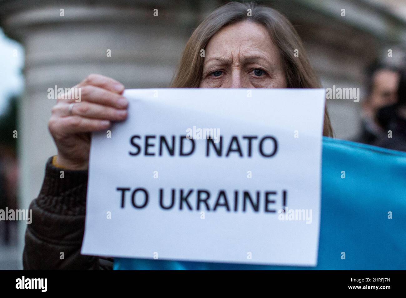 Rome, Italie. 25th févr. 2022. marche aux chandelles organisée par le Maire de Rome, Roberto Gualtieri, en solidarité avec le peuple ukrainien et pour appeler à la paix immédiate en Ukraine. La guerre contre l'Ukraine - et l'invasion russe qui en a résulté - a été déclarée tôt le matin du 24th février par le Président de la Fédération de Russie, Vladimir Poutine. Crédit : LSF photo/Alamy Live News Banque D'Images