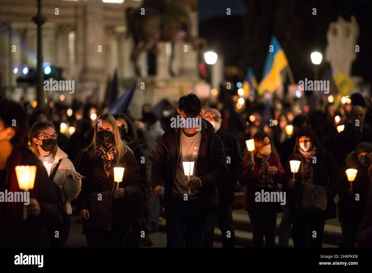 Rome, Italie. 25th févr. 2022. marche aux chandelles organisée par le Maire de Rome, Roberto Gualtieri, en solidarité avec le peuple ukrainien et pour appeler à la paix immédiate en Ukraine. La guerre contre l'Ukraine - et l'invasion russe qui en a résulté - a été déclarée tôt le matin du 24th février par le Président de la Fédération de Russie, Vladimir Poutine. Crédit : LSF photo/Alamy Live News Banque D'Images