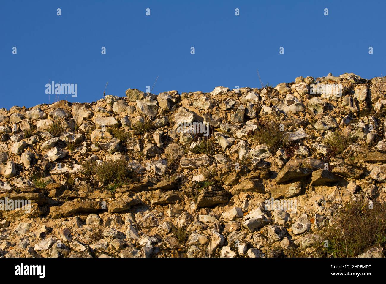 Noyau exposé du mur romain entourant le site de la ville romaine de Calleva Atrebatum ou Silchester. Un ciel bleu profond. Banque D'Images