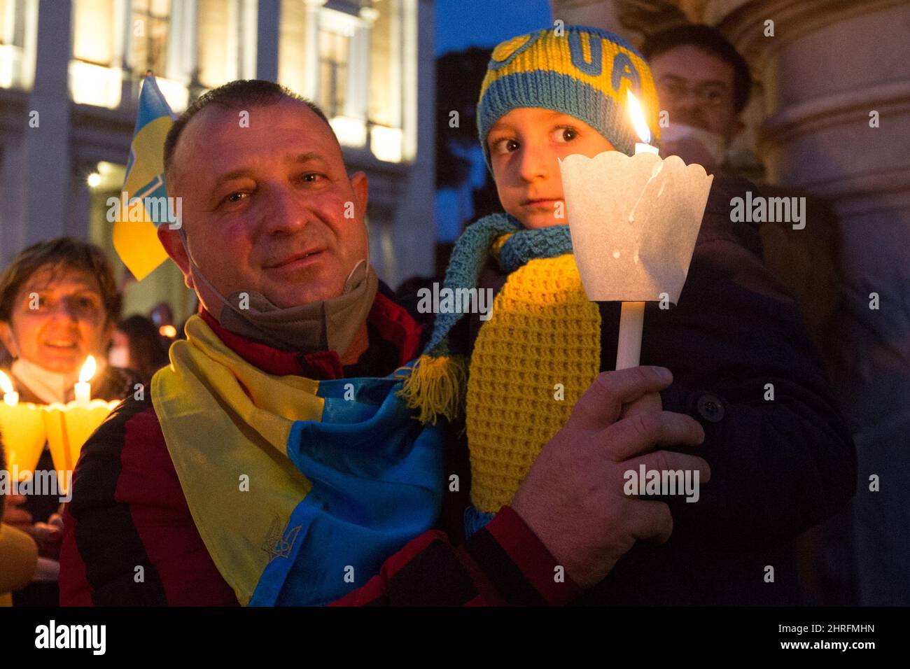 Rome, Italie. 25th févr. 2022. marche aux chandelles organisée par le Maire de Rome, Roberto Gualtieri, en solidarité avec le peuple ukrainien et pour appeler à la paix immédiate en Ukraine. La guerre contre l'Ukraine - et l'invasion russe qui en a résulté - a été déclarée tôt le matin du 24th février par le Président de la Fédération de Russie, Vladimir Poutine. Crédit : LSF photo/Alamy Live News Banque D'Images