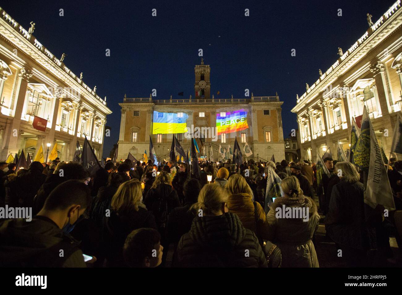 Rome, Italie. 25th févr. 2022. L'Hôtel de ville de Rome, Campidoglio, s'allume avec des drapeaux de paix et d'Ukraine avant la marche aux chandelles organisée par le Maire de Rome, Roberto Gualtieri, en solidarité avec le peuple ukrainien et pour appeler à la paix immédiate en Ukraine. La guerre contre l'Ukraine - et l'invasion russe qui en a résulté - a été déclarée tôt le matin du 24th février par le Président de la Fédération de Russie, Vladimir Poutine. Crédit : LSF photo/Alamy Live News Banque D'Images