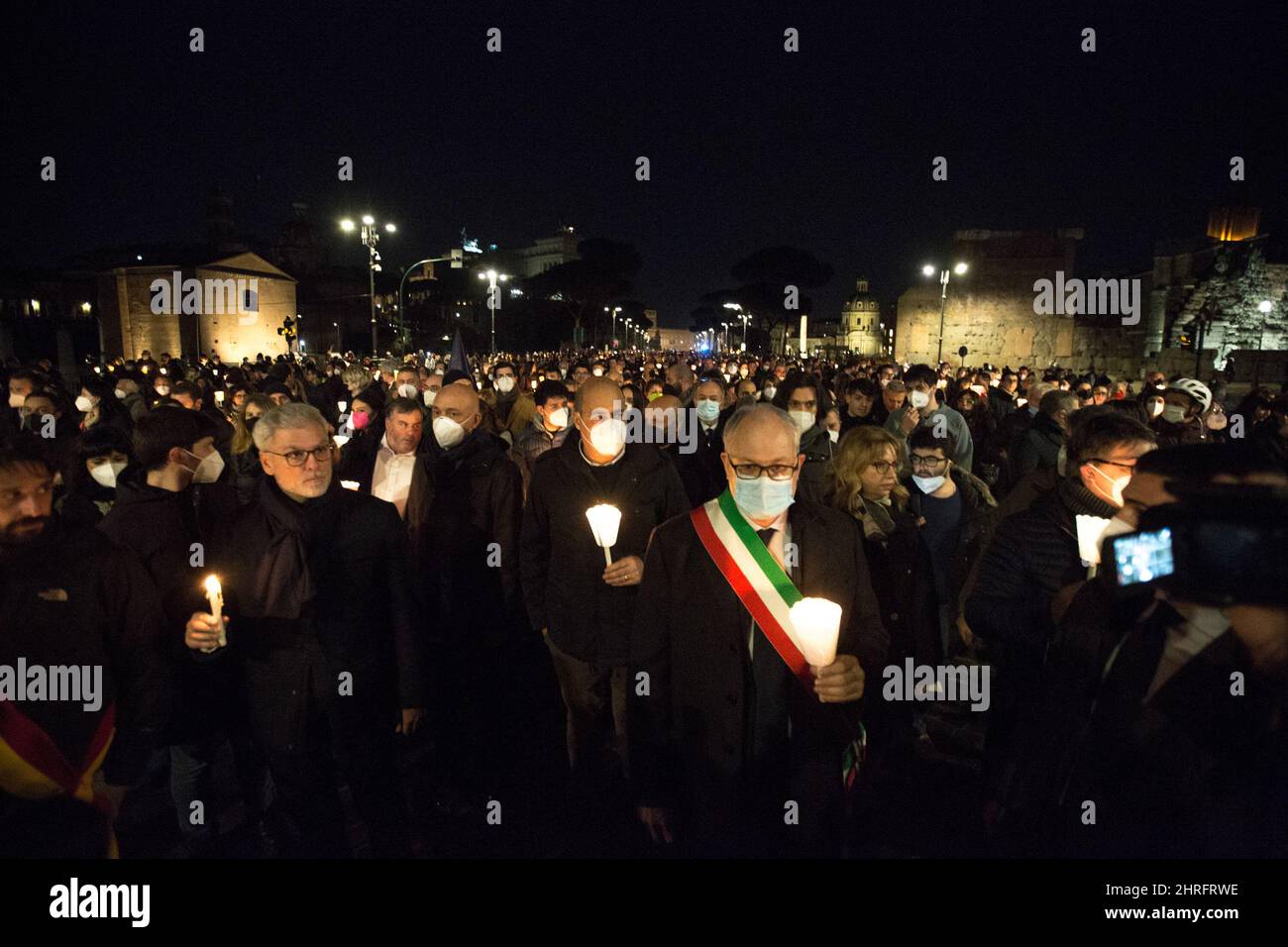 Rome, Italie. 25th févr. 2022. Le maire de Rome, Roberto Guarlieri, dirige la marche aux chandelles organisée en solidarité avec le peuple ukrainien et pour appeler à la paix immédiate en Ukraine. La guerre contre l'Ukraine - et l'invasion russe qui en a résulté - a été déclarée tôt le matin du 24th février par le Président de la Fédération de Russie, Vladimir Poutine. Crédit : LSF photo/Alamy Live News Banque D'Images