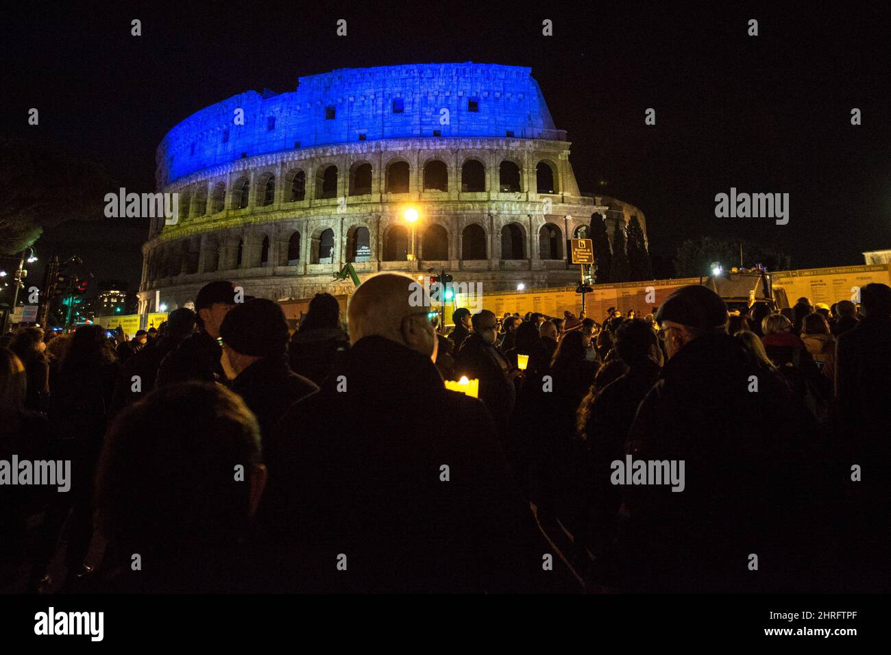 Rome, Italie. 25th févr. 2022. Le Colisée s'illumine avec la couleur de la flaga de l'Ukraine lors de la marche aux chandelles organisée par le maire de Rome, Roberto Gualtieri, en solidarité avec le peuple ukrainien et pour appeler à la paix immédiate en Ukraine. La guerre contre l'Ukraine - et l'invasion russe qui en a résulté - a été déclarée tôt le matin du 24th février par le Président de la Fédération de Russie, Vladimir Poutine. Crédit : LSF photo/Alamy Live News Banque D'Images