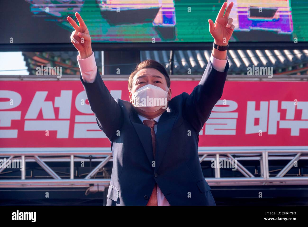 Yoon Suk-Yeol, 24 février 2022 : le candidat présidentiel du Parti du pouvoir populaire de la Corée du Sud, le principal parti d'opposition, Yoon Suk-Yeol, participe à sa campagne à Suwon, à environ 46 km (29 miles) au sud de Séoul, en Corée du Sud. L'élection présidentielle de 2022 en Corée du Sud aura lieu le 9 mars. Credit: Lee Jae-won/AFLO/Alay Live News Banque D'Images