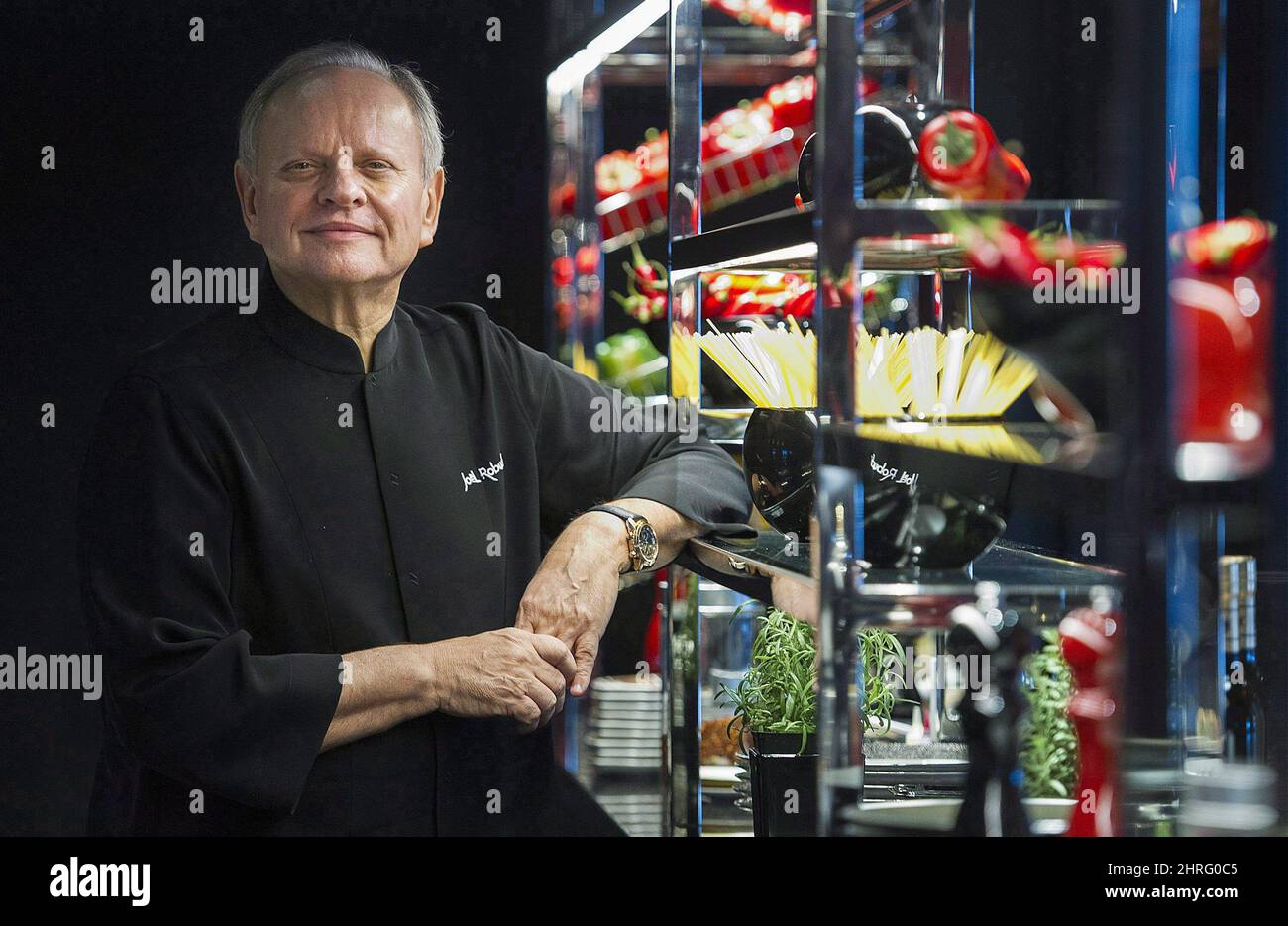 Le chef Joel Robuchon pose dans son nouveau restaurant au Casino de Montréal, le mardi 6 décembre 2016. Robuchon, un chef cuisinier qui a secoué le monde étouffant de la haute cuisine française en montrant aux convives les délices de la simple purée de pommes de terre et un aperçu dans une cuisine de restaurant, est décédé à 73.LA PRESSE CANADIENNE/Graham Hughes Banque D'Images