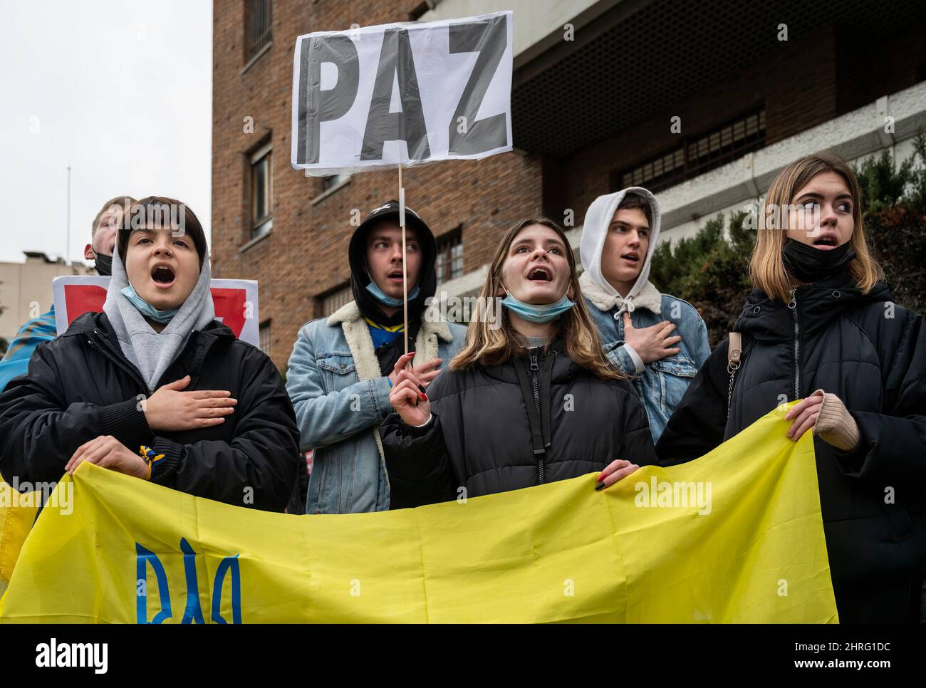 Madrid, Espagne. 25th févr. 2022. Les citoyens et les partisans ukrainiens scandent des slogans tout en tenant un drapeau et un écriteau, alors qu'ils se rassemblent devant l'ambassade de Russie lors d'un rassemblement anti-wat, le deuxième jour après que la Russie ait attaqué le territoire ukrainien.des manifestations anti-guerre en faveur de l'Ukraine ont lieu dans les plus grandes villes du monde. (Photo par Miguel Candela/SOPA Images/Sipa USA) crédit: SIPA USA/Alay Live News Banque D'Images