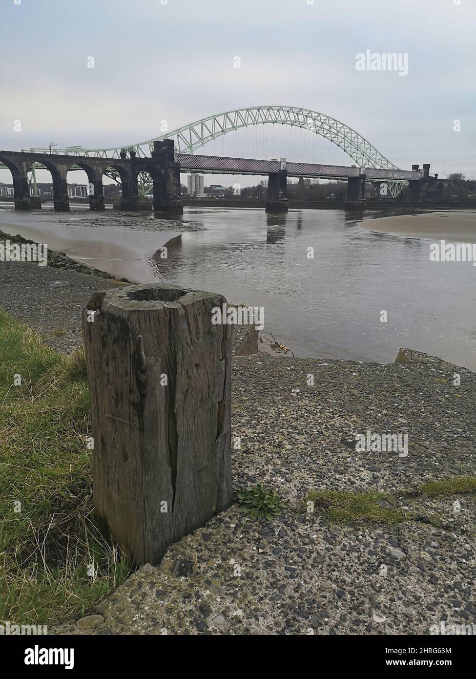Photo verticale du pont ferroviaire de Runcorn au Royaume-Uni Banque D'Images