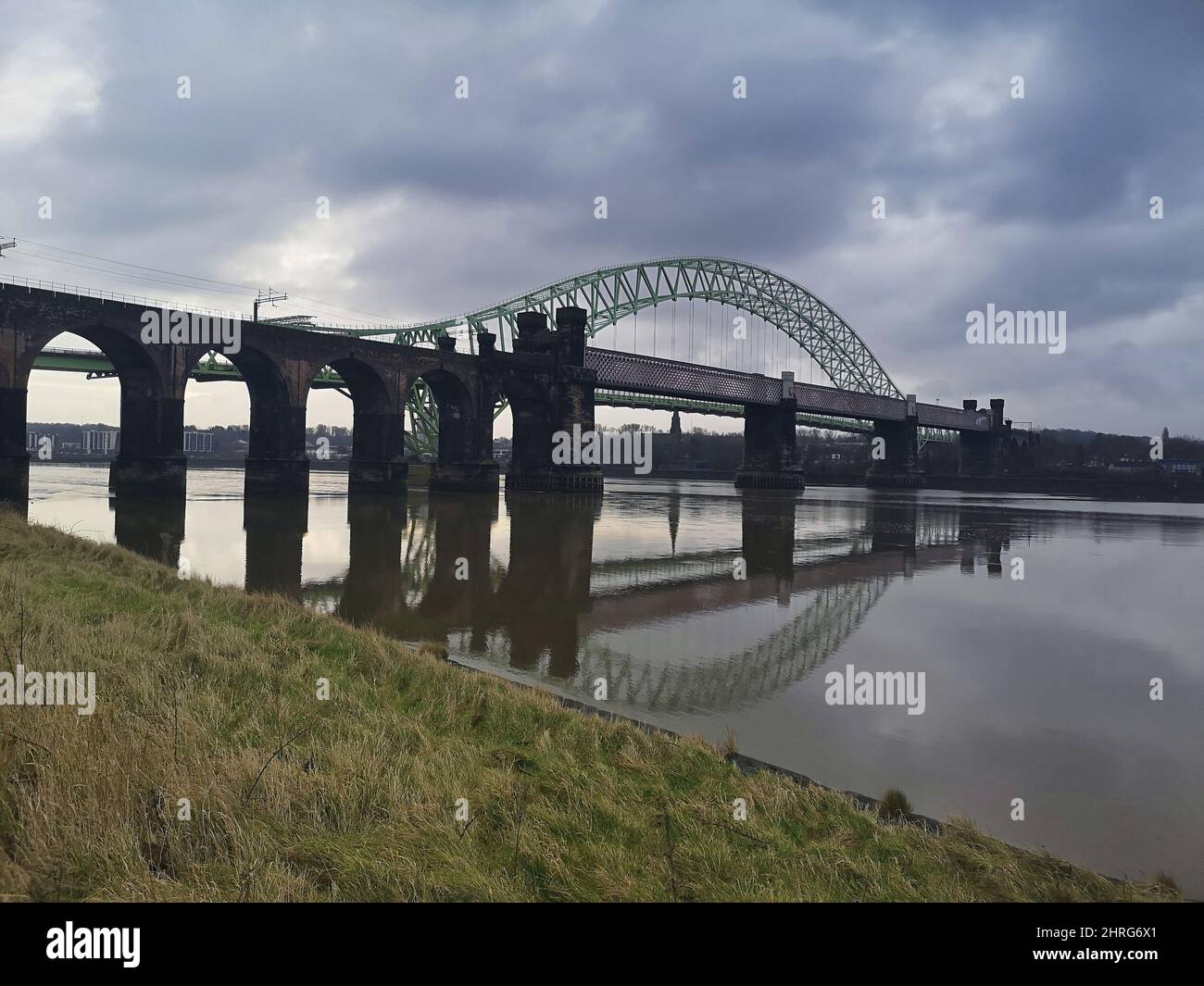 Belle vue sur Runcorn Railway Bridge au Royaume-Uni Banque D'Images